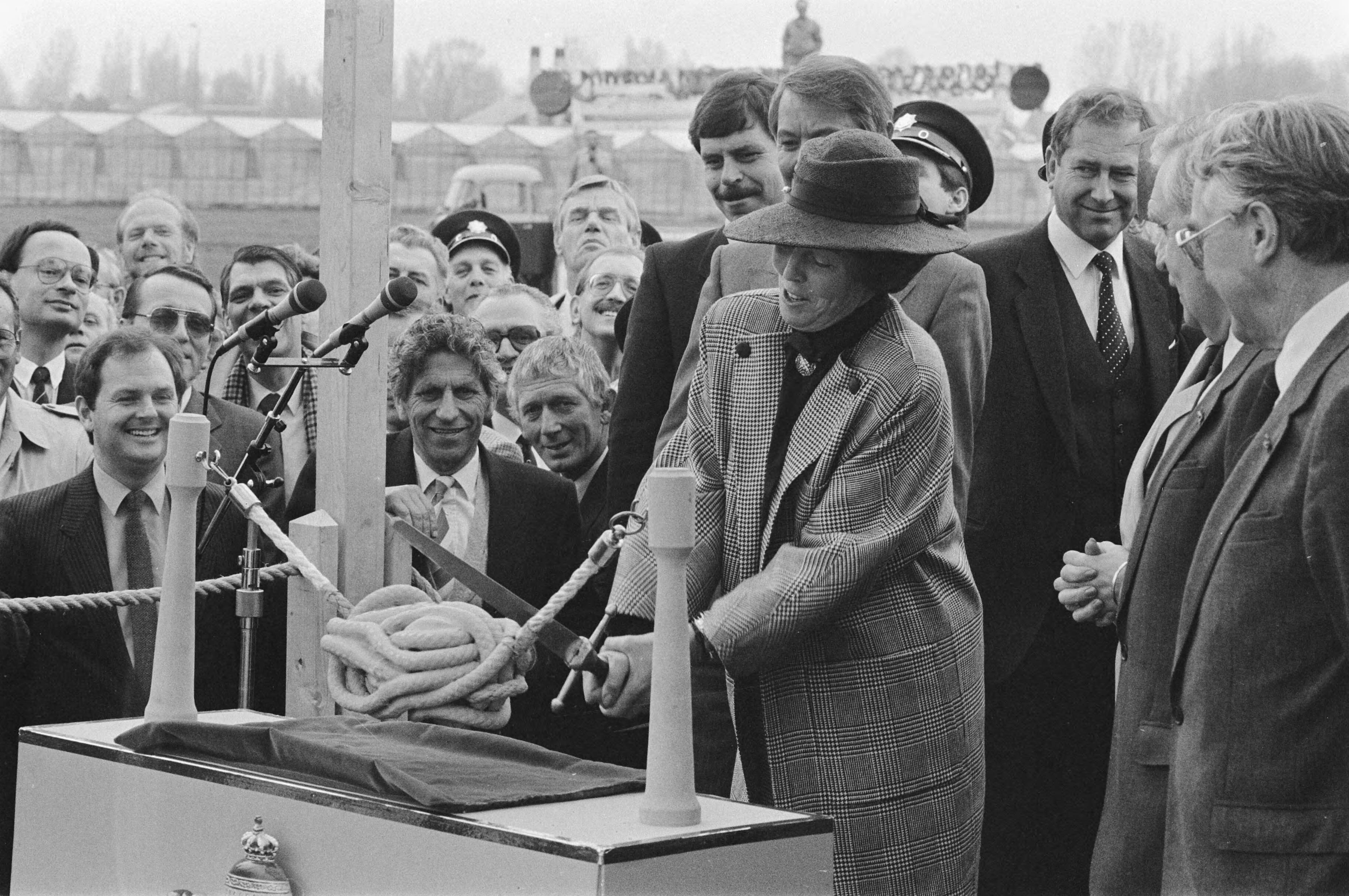 Fotocollectie Anefo — Officiele ingebruikstelling verkeersplein Leidschendam; Koningin Beatrix hakt verkeersknoop door — Foto: Bogaerts, Rob / Anefo. Licentie: Set B: Rechtenvrij / Publiek Domein. Bron: Nationaal Archief. http://hdl.handle.net/10648/ad52a548-d0b4-102d-bcf8-003048976d84