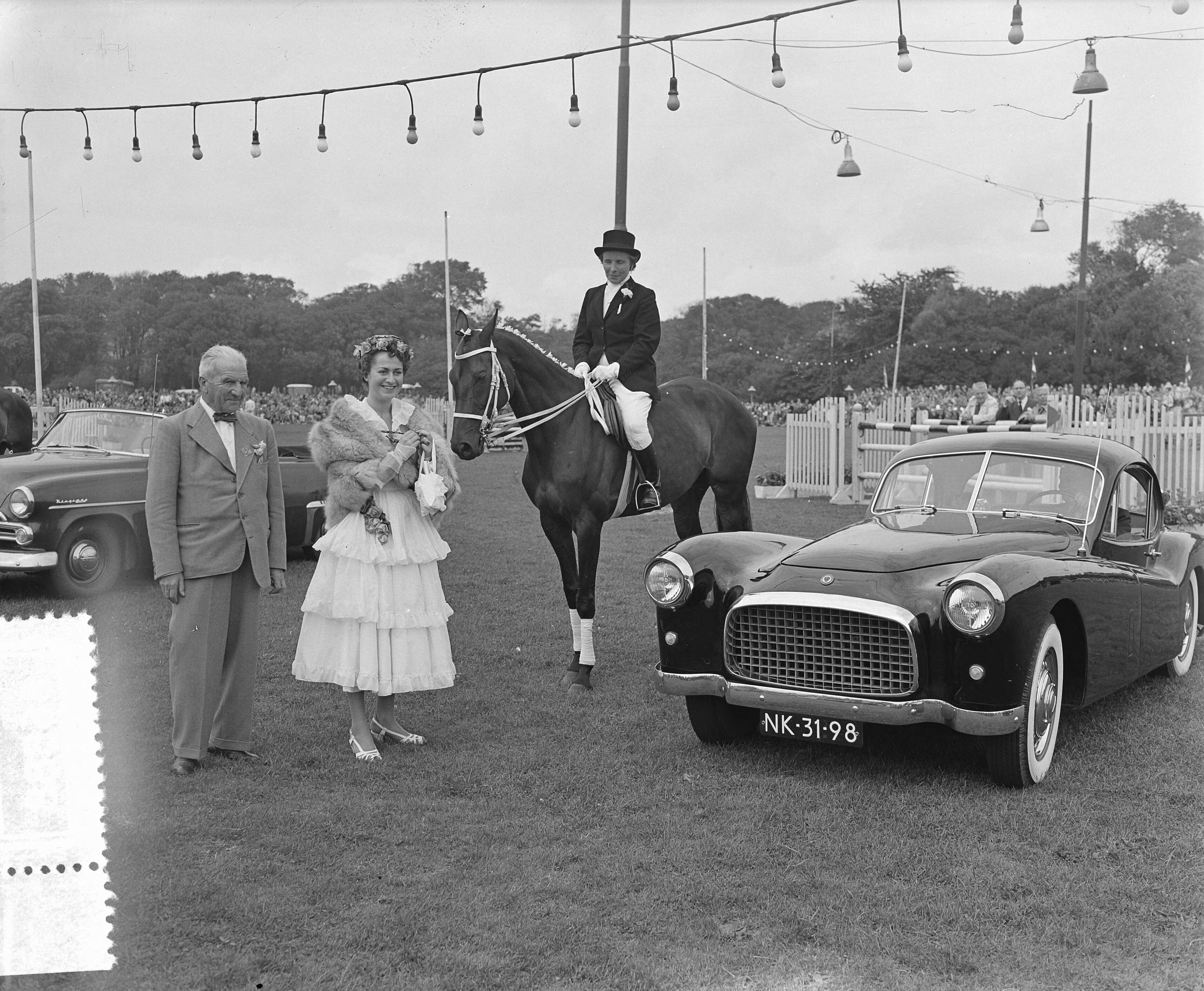 Fotocollectie Anefo — Concours Hippique Den Haag. Prijsuitreiking door de Haagse Bloemenkoningin Gusta van der Leuv — Foto: Rossem, Wim van / Anefo. Licentie: Set B: Rechtenvrij / Publiek Domein. Bron: Nationaal Archief. http://hdl.handle.net/10648/a9279ff0-d0b4-102d-bcf8-003048976d84