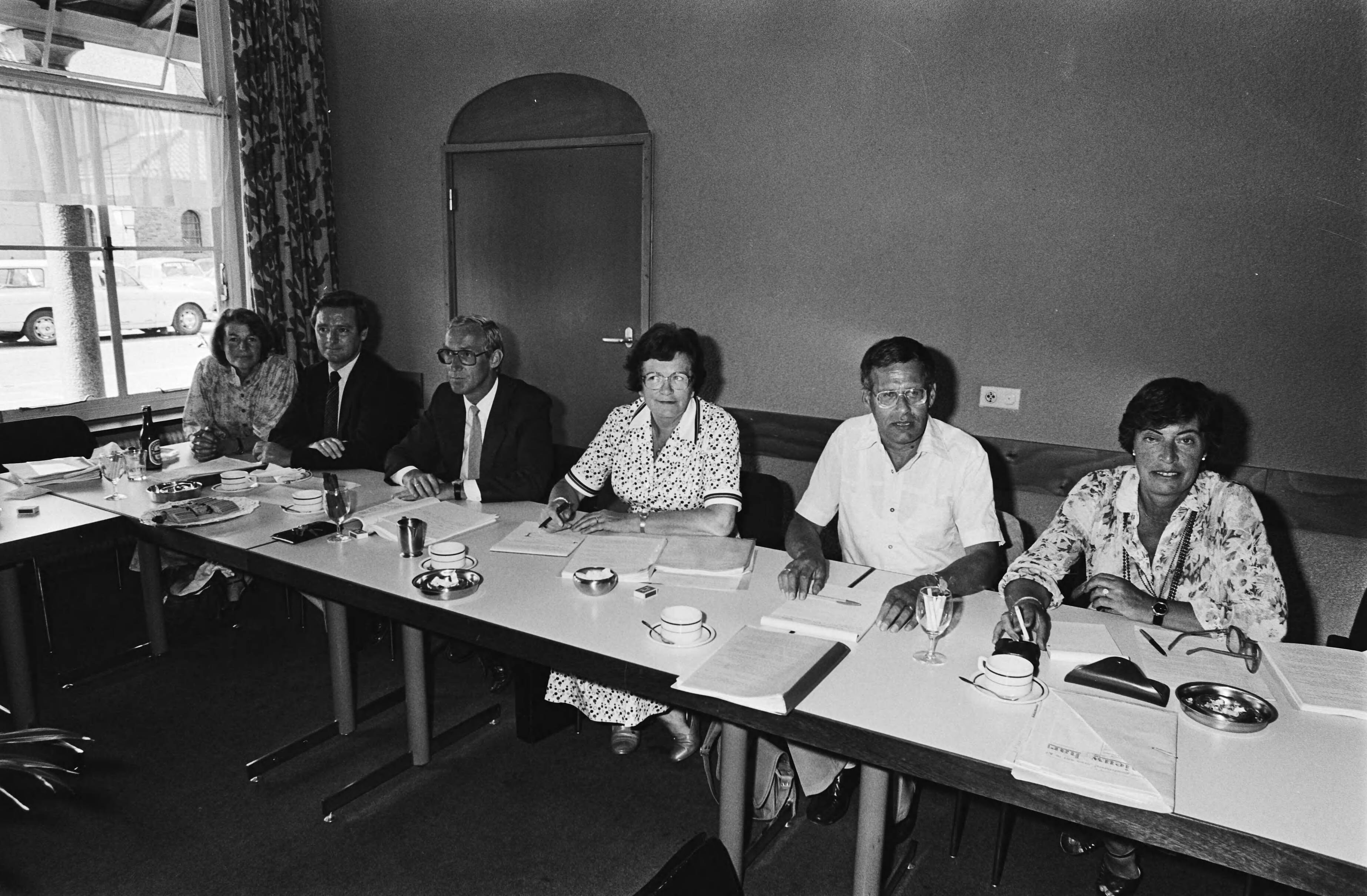 Problemen hartkliniek De Klokkenberg te Breda — Gesprek over de problemen met Tweede Kamerleden v.l.n.r. Wessel, Dees, Henneken, Cornelissen, Toussaint en Muller-van Ast — Foto: Antonisse, Marcel / Anefo. Licentie: Set B: Rechtenvrij / Publiek Domein. Bron: Nationaal Archief. http://hdl.handle.net/10648/ace5dab2-d0b4-102d-bcf8-003048976d84