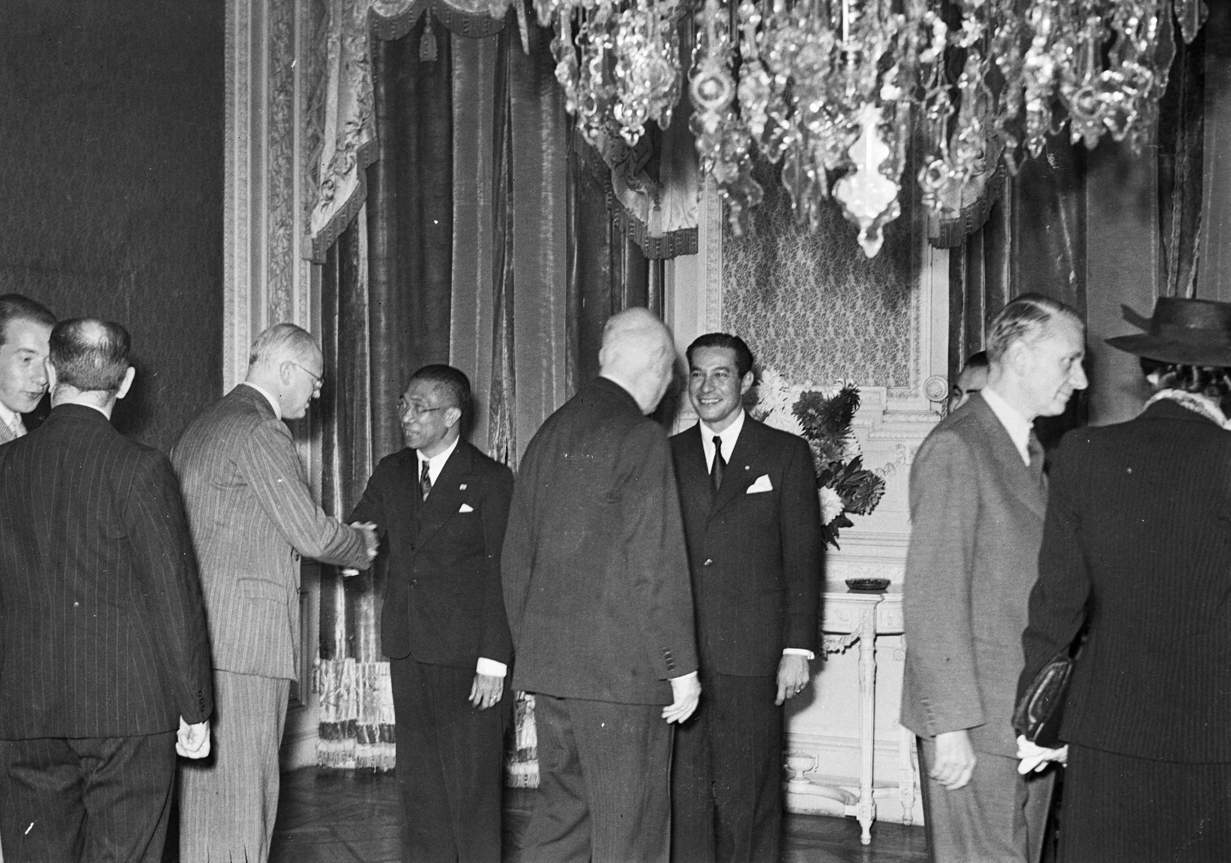 Fotocollectie Anefo — Cocktailparty op Kasteel Oud-Wassenaar t.g.v. bezoek president van Oost-Indonesië Tjokorda Gde Rake Sukawati (links). In het midden sultan Hamid II — Foto: Sagers, Harry / Anefo. Licentie: Set B: Rechtenvrij / Publiek Domein. Bron: Nationaal Archief. http://hdl.handle.net/10648/a8acf958-d0b4-102d-bcf8-003048976d84