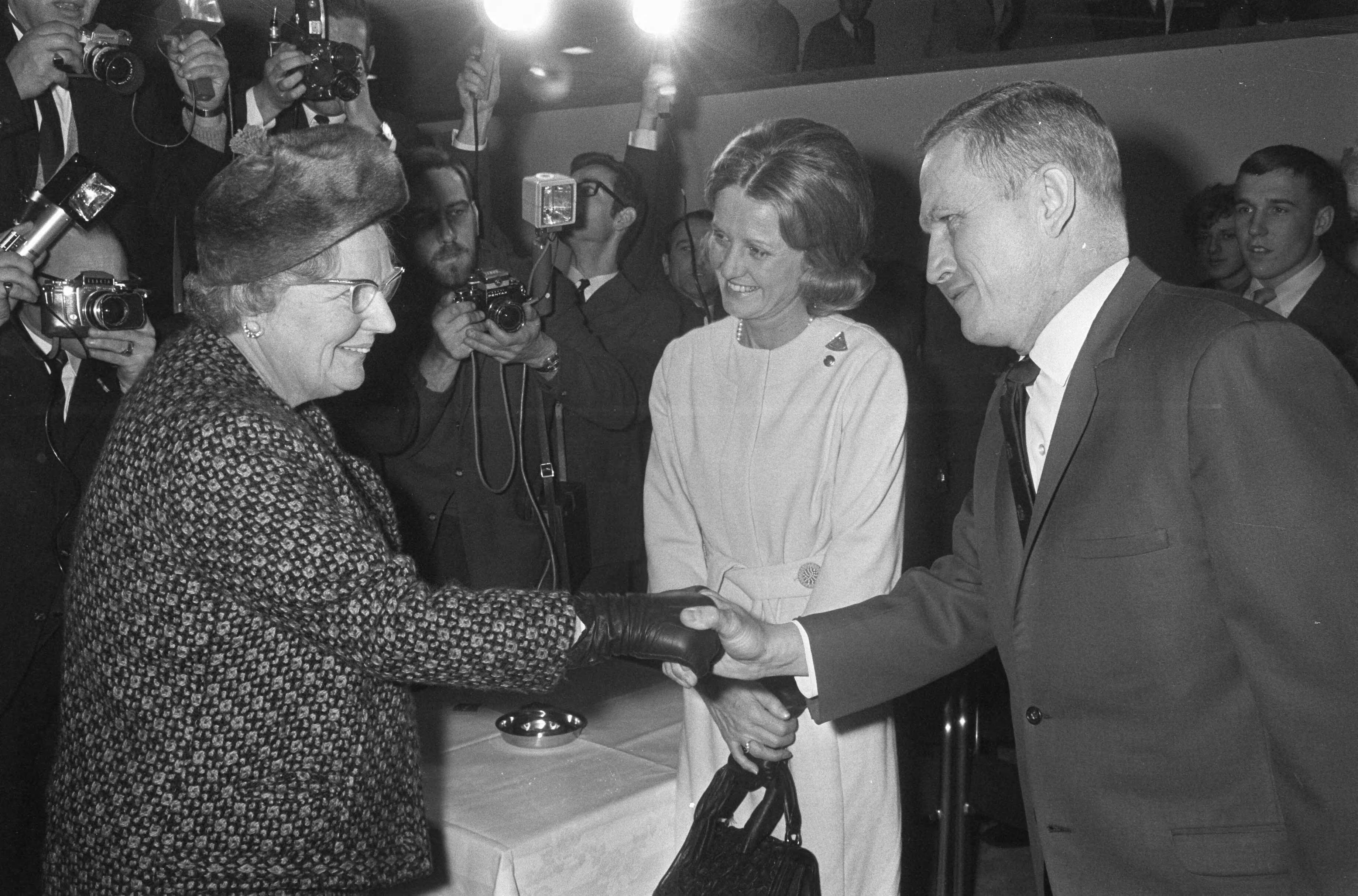 Ruimtevaarder Frank Borman (commandant van Apollo 8) in Congrescentrum te Den Haag — Ruimtevaarder Frank Borman (commandant van Apollo 8) in Congrescentrum te Den Haag; koningin Juliana met Borman en diens echtgenote — Foto: Fotograaf Onbekend / Anefo. Licentie: Set B: Rechtenvrij / Publiek Domein. Bron: Nationaal Archief. http://hdl.handle.net/10648/ab5dc11e-d0b4-102d-bcf8-003048976d84
