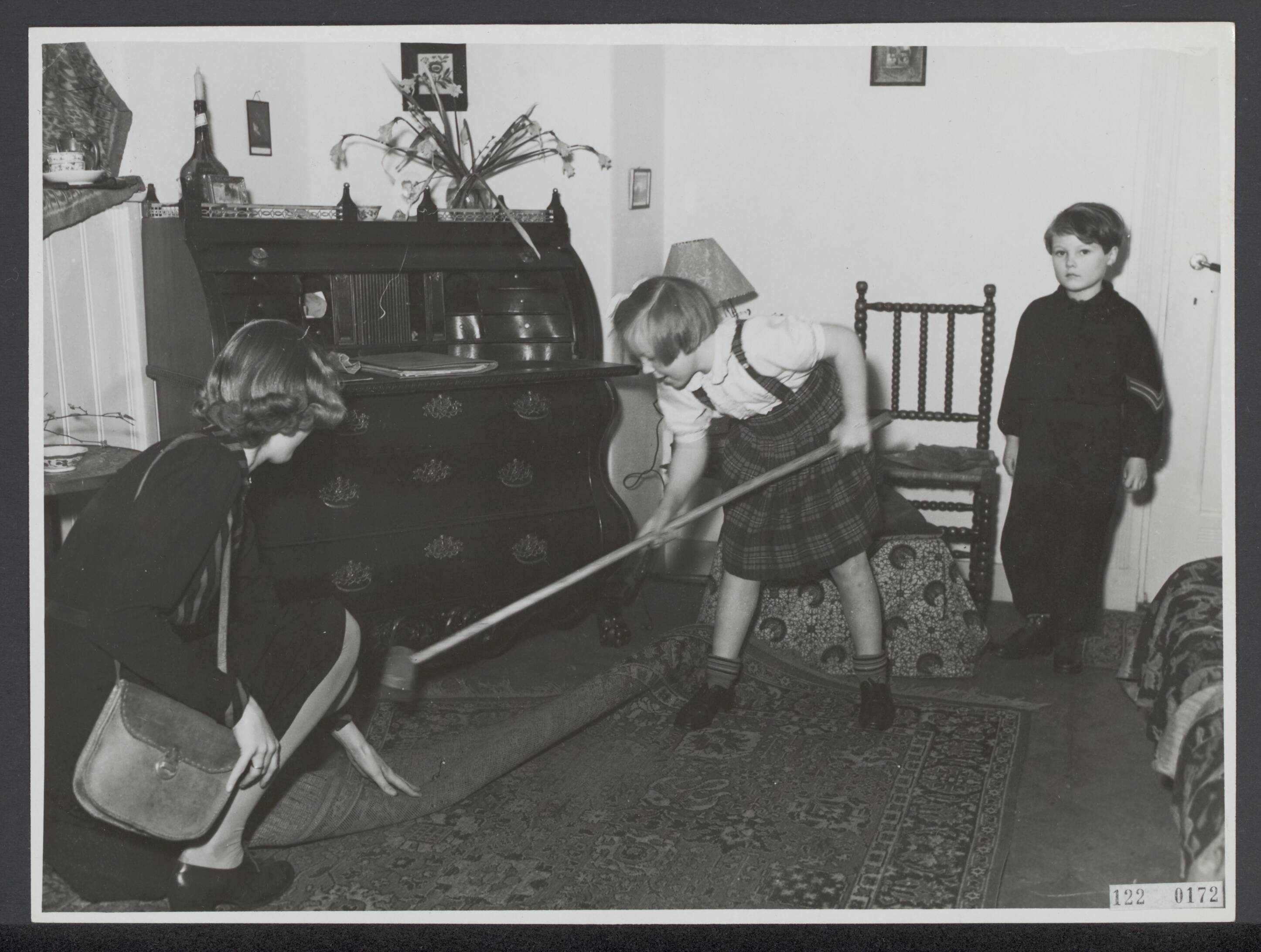 De prinsessen Beatrix en Irene op de Werkplaats Kindergemeenschap van Kees Boeke te Bilthoven — Prinses Beatrix en prinses Irene op de Werkplaats Kindergemeenschap van Kees Boeke te Bilthoven. Prinses Beatrix aan het schoonmaken — Foto: Breijer, Charles / Anefo. Licentie: Set B: Rechtenvrij / Publiek Domein. Bron: Nationaal Archief. http://hdl.handle.net/10648/af28d252-d0b4-102d-bcf8-003048976d84