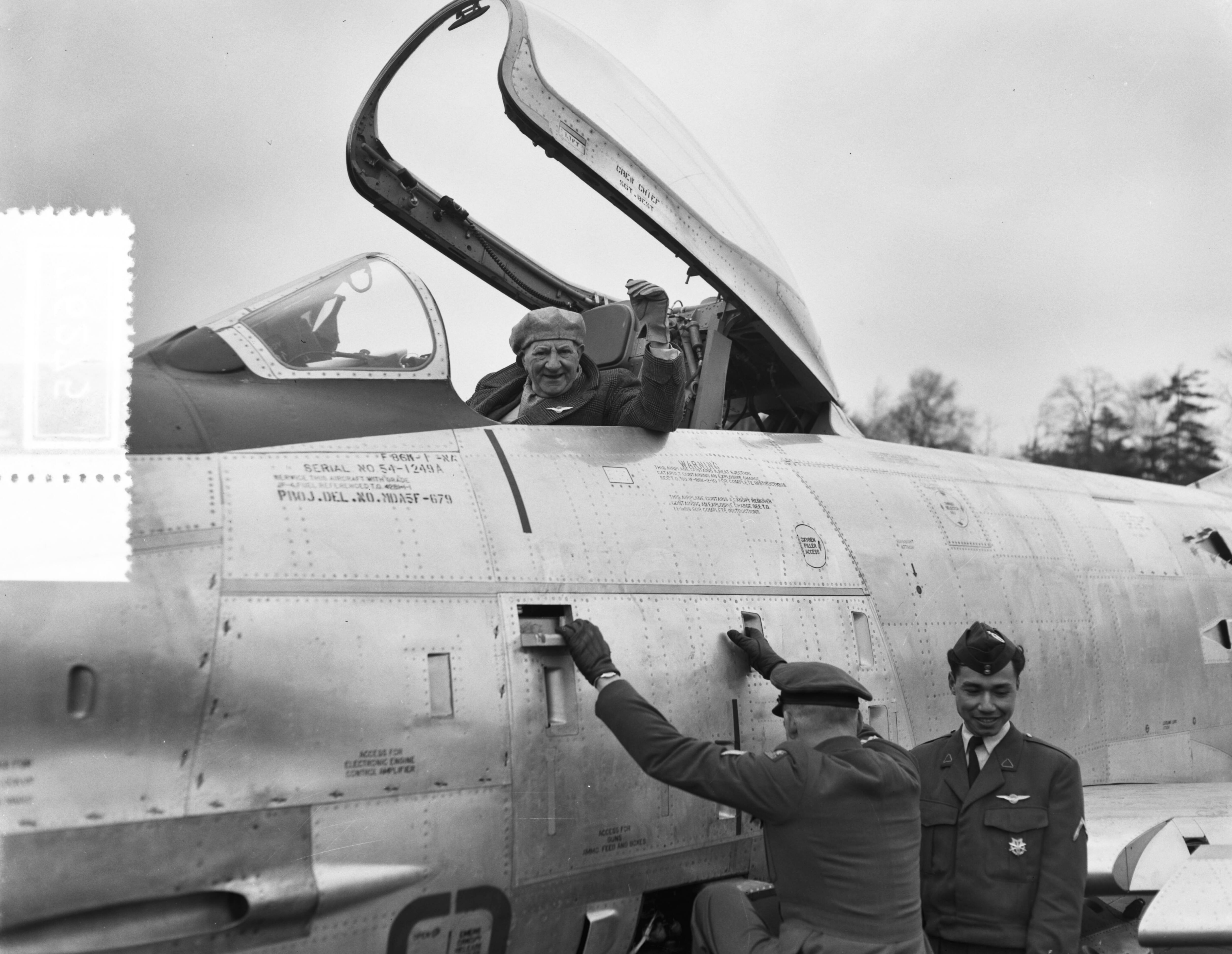 Fotocollectie Anefo — Groot militair vliegbrevet uitgereikt aan Nederlands eerste militaire vlieger, de 75-jarige Marinus van Meel. Van Meel poseert in een F-86 Sabre — Foto: Rossem, Wim van / Anefo. Licentie: Set B: Rechtenvrij / Publiek Domein. Bron: Nationaal Archief. http://hdl.handle.net/10648/ad77355c-d0b4-102d-bcf8-003048976d84