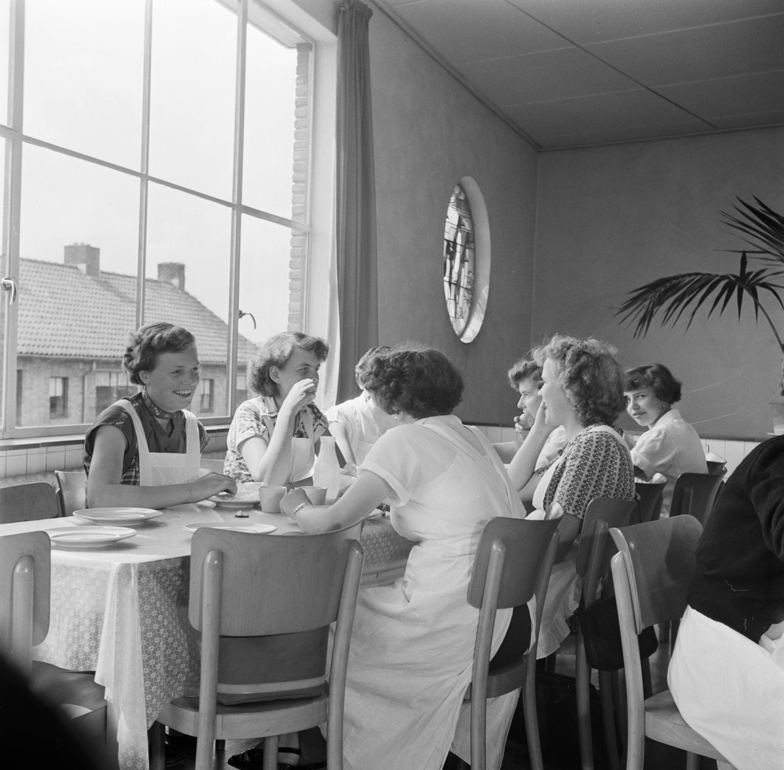 Reportage Kerko Haarlem — De kantine van Kerko — Foto: Poll, Willem van de. Licentie: Set B: Rechtenvrij / Publiek Domein. Bron: Nationaal Archief. http://hdl.handle.net/10648/aecbd444-d0b4-102d-bcf8-003048976d84