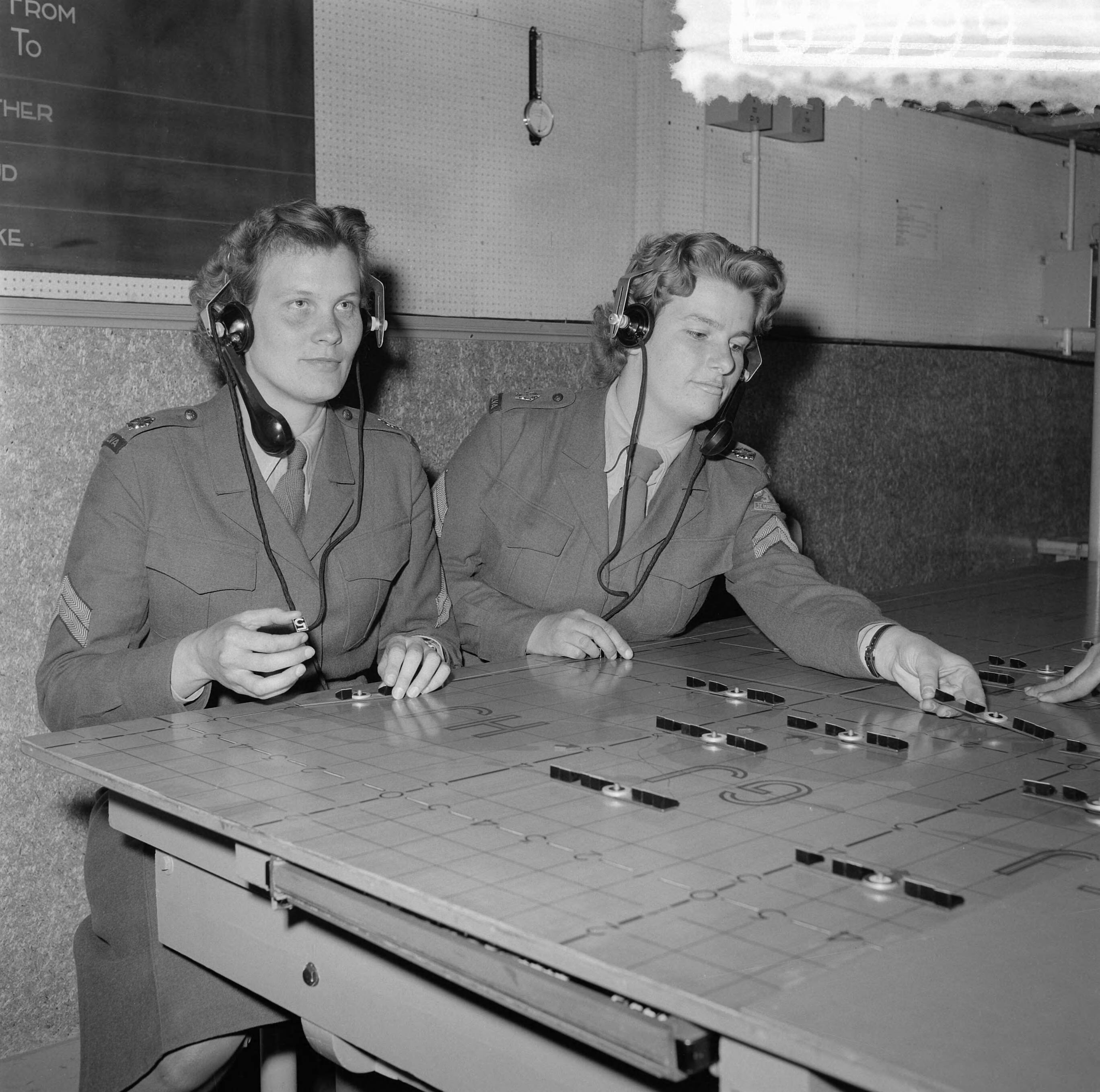 Fotocollectie Anefo — Reserve Milva in Den Haag. Opleiding in commandocentrale Luchtdoelartillerie — Foto: Behrens, Herbert F. / Anefo. Licentie: Set B: Rechtenvrij / Publiek Domein. Bron: Nationaal Archief. http://hdl.handle.net/10648/a95f369a-d0b4-102d-bcf8-003048976d84