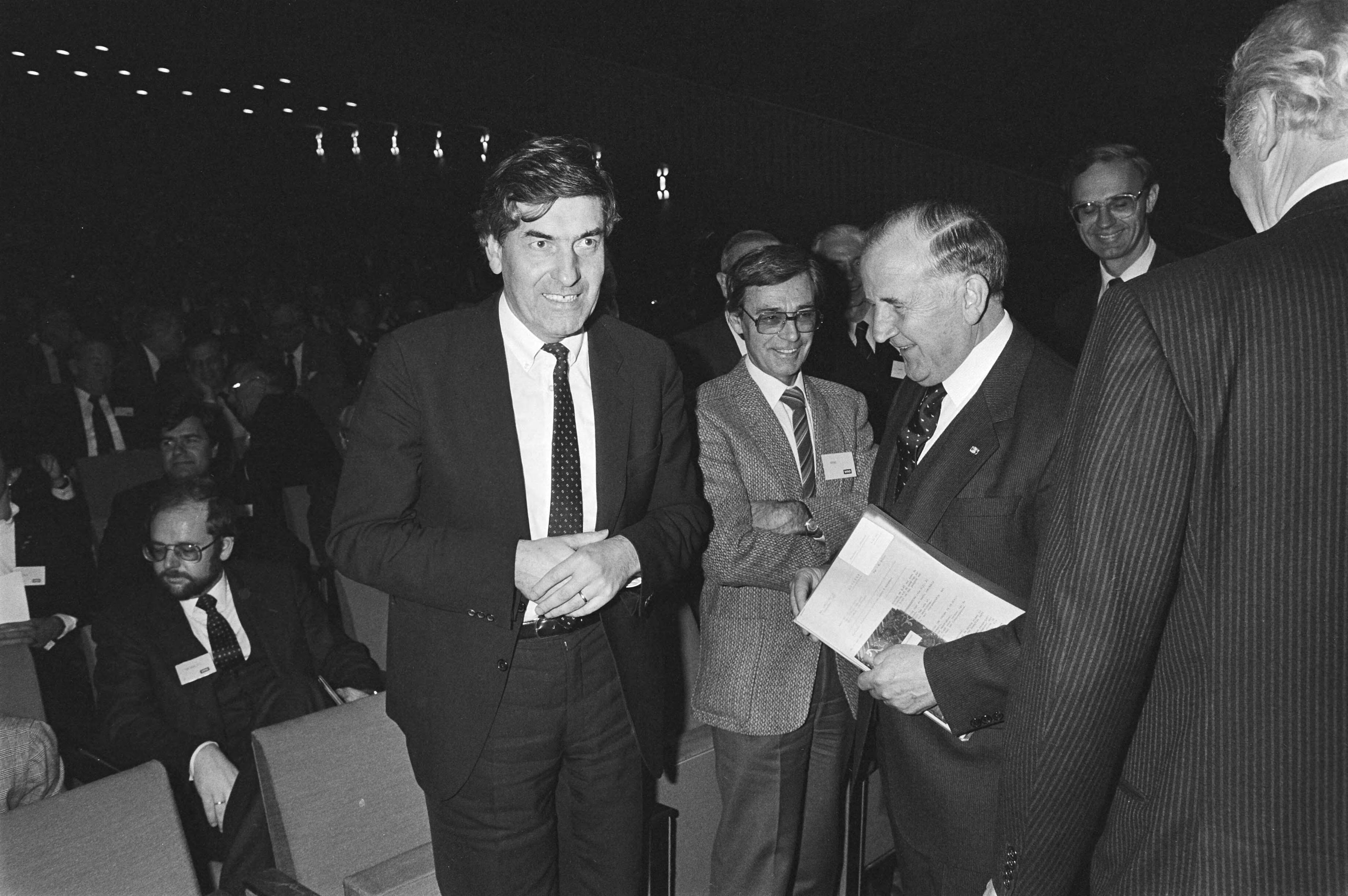 Fotocollectie Anefo — Mr. Van Veen heeft afscheid genomen als voorzitter van V in Den Haag ; werd onderscheiden tot Grootofficier in de Orde van de Ned. Leeuw — Foto: Croes, Rob C. / Anefo. Licentie: Set B: Rechtenvrij / Publiek Domein. Bron: Nationaal Archief. http://hdl.handle.net/10648/ad3f69ce-d0b4-102d-bcf8-003048976d84