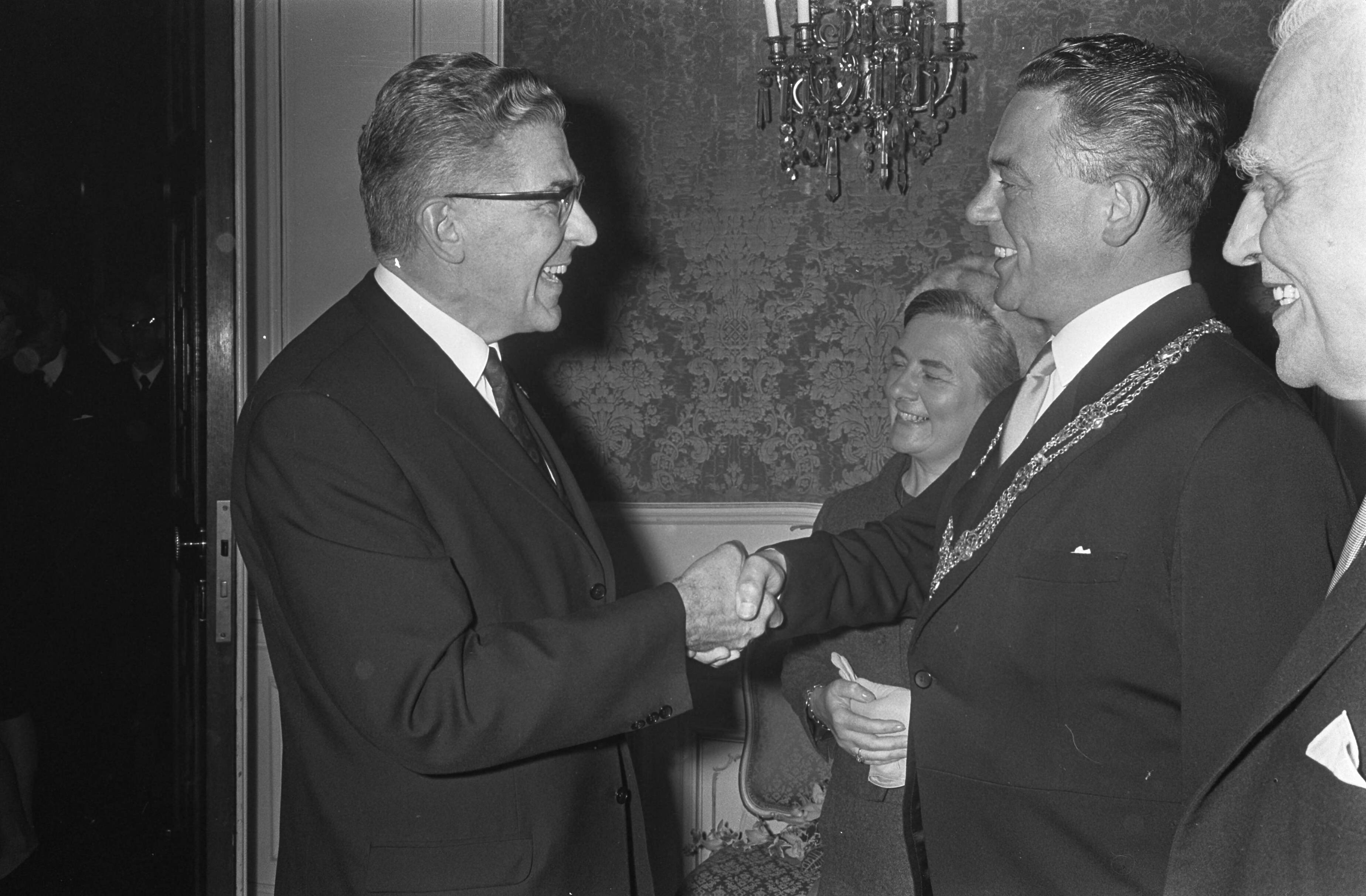 Fotocollectie Anefo — Mr. V.G.M. Marijnen , burgemeester Den Haag burgemeester Thomassen (Rotterdam) feliciteert de heer en mevrouw Marijnen — Foto: Koch, Eric / Anefo. Licentie: Set B: Rechtenvrij / Publiek Domein. Bron: Nationaal Archief. http://hdl.handle.net/10648/ab511374-d0b4-102d-bcf8-003048976d84