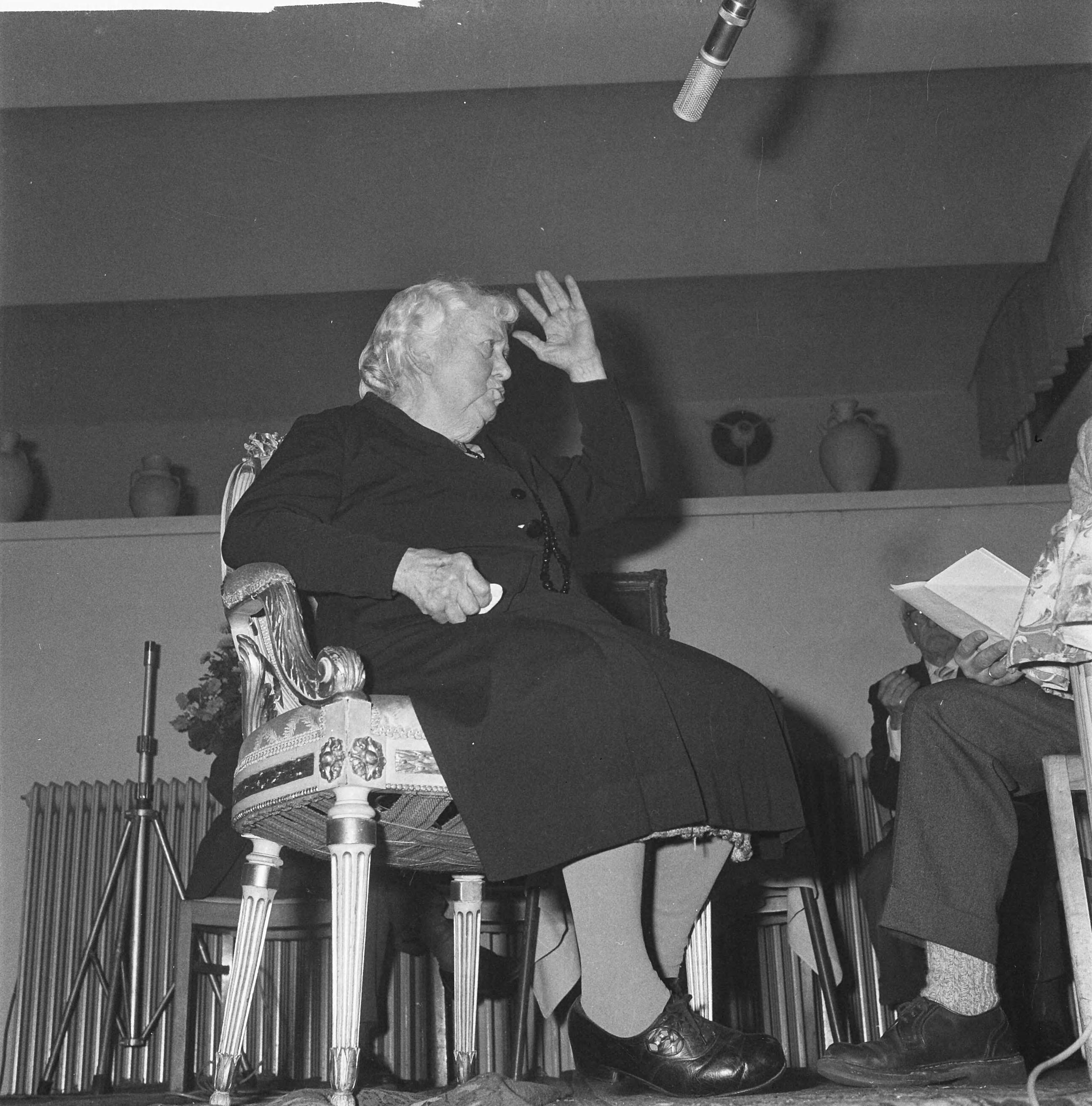 Fotocollectie Anefo — VARA-radioprogramma "Dit is uw Leven". mevrouw H. ter Hall-Köhler — Foto: Nijs, Jac. de / Anefo. Licentie: Set B: Rechtenvrij / Publiek Domein. Bron: Nationaal Archief. http://hdl.handle.net/10648/a9f7e20a-d0b4-102d-bcf8-003048976d84