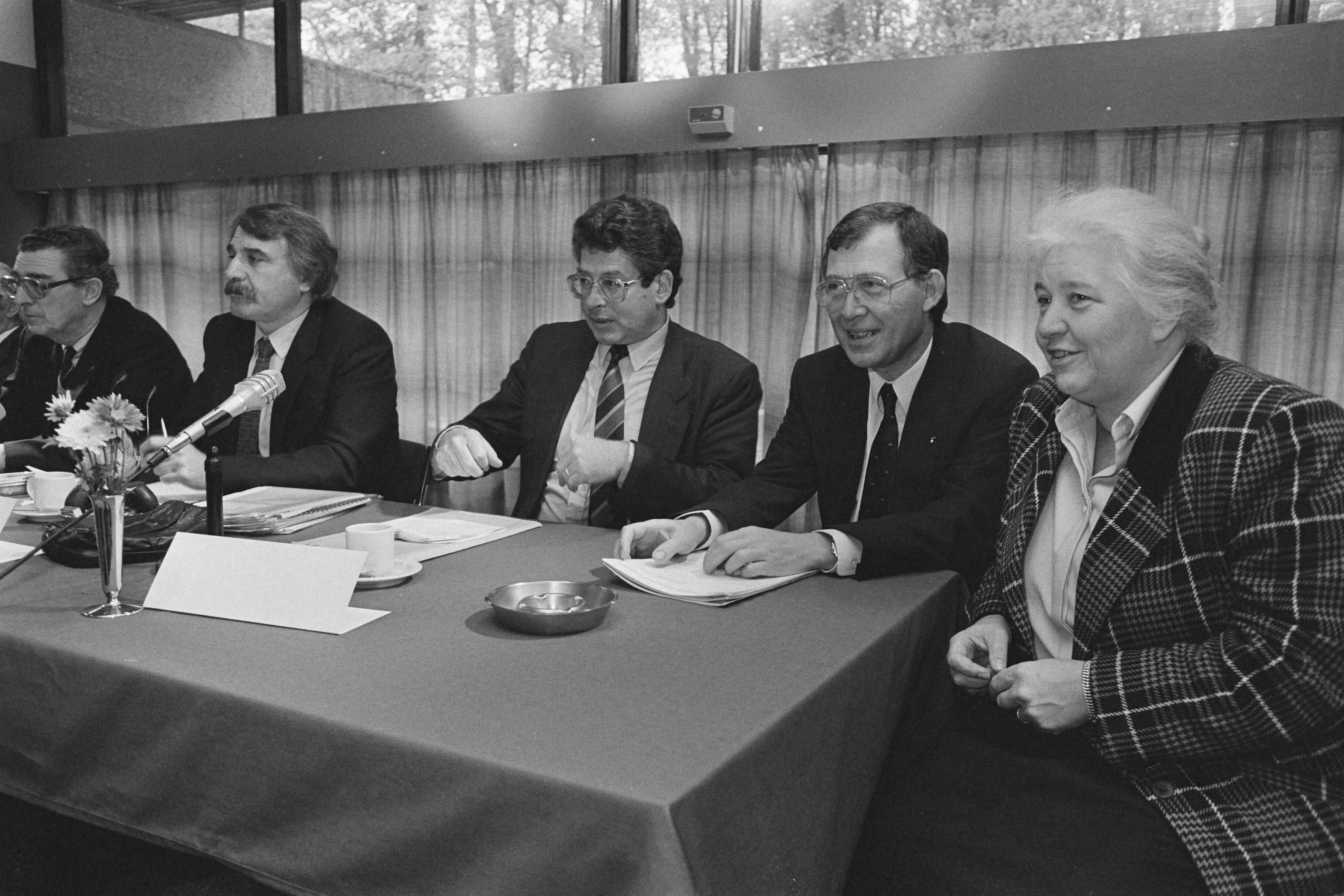 Fotocollectie Anefo — Overleg burgemeesters en bestuur betaald voetbal; vlnr: Borrie (Eindhoven), van der Louw (KNVB), van Thijn (Adam), Huybregts (KNVB), Vos (Utrecht) / — Foto: Croes, Rob C. / Anefo. Licentie: Set B: Rechtenvrij / Publiek Domein. Bron: Nationaal Archief. http://hdl.handle.net/10648/ad593908-d0b4-102d-bcf8-003048976d84