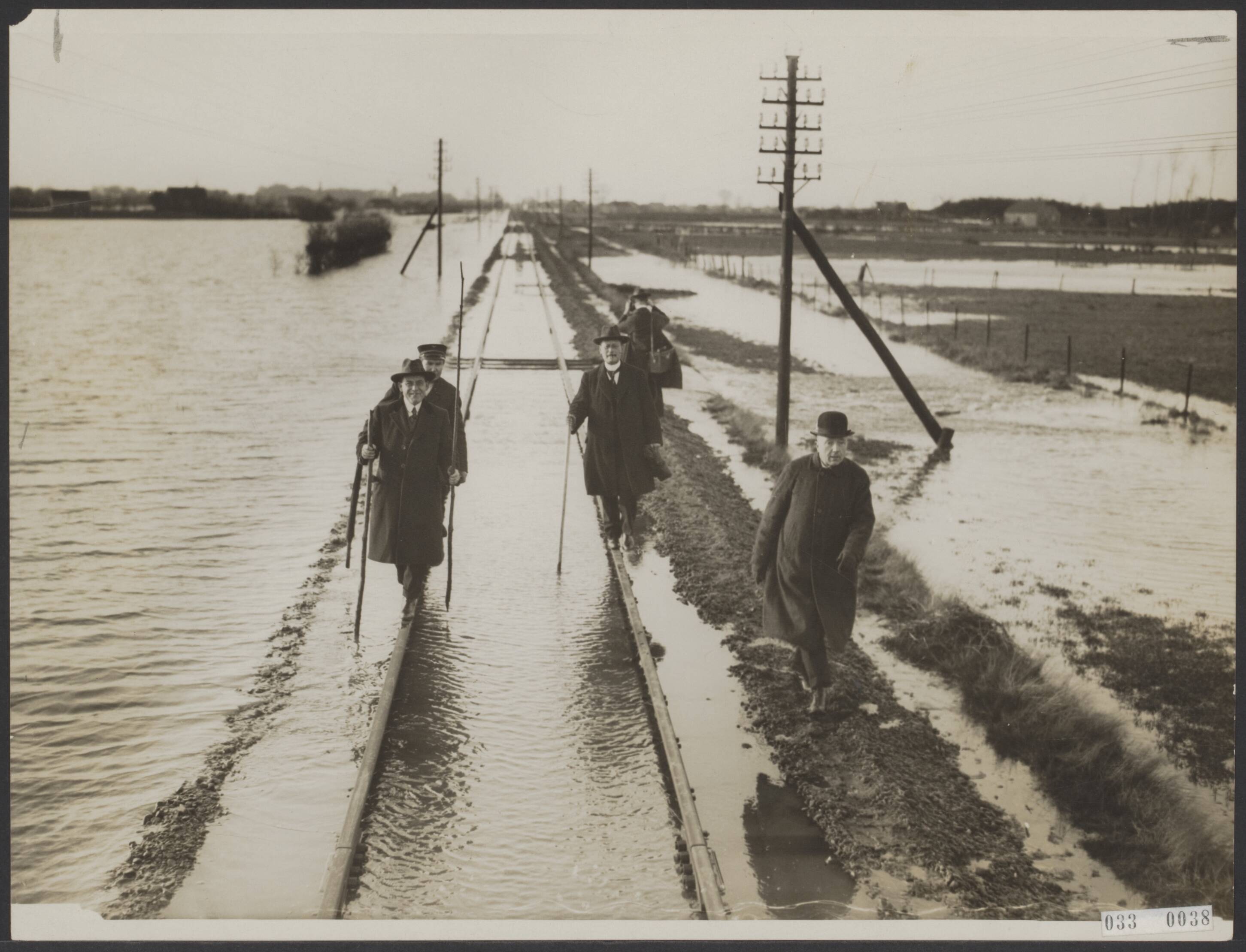 Fotocollectie Elsevier Binnenland — Overstroming van een spoordijk in het traject Nijmegen - 's-Hertogenbosch — Foto: N.V. Vereenigde Fotobureaux. Licentie: Set B: Rechtenvrij / Publiek Domein. Bron: Nationaal Archief. http://hdl.handle.net/10648/ade5b0c2-d0b4-102d-bcf8-003048976d84