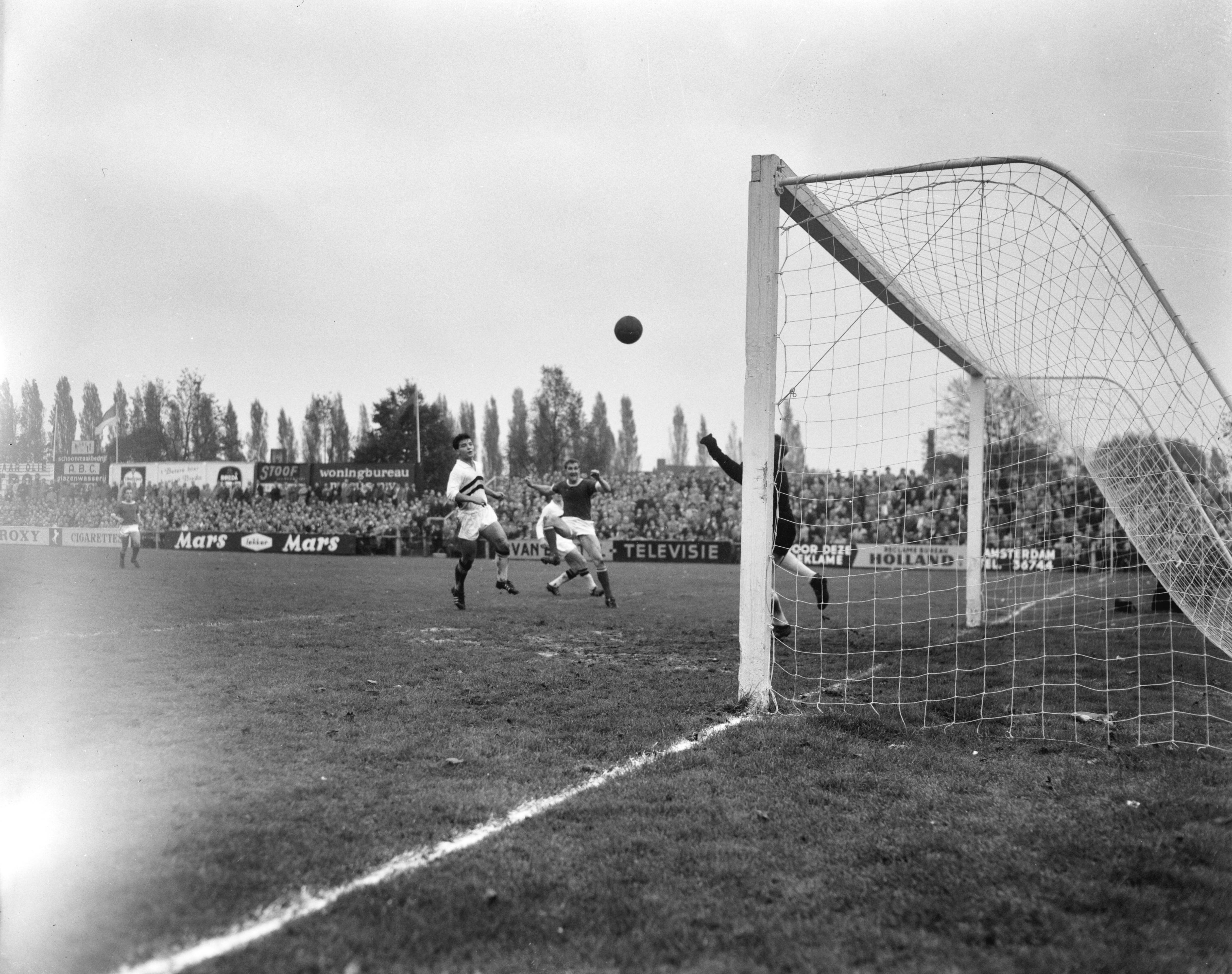 Fotocollectie Anefo — Voetbal. NAC tegen Ajax 1-3. Spelmoment voor het doel van NAC — Foto: Koch, Eric / Anefo. Licentie: Set B: Rechtenvrij / Publiek Domein. Bron: Nationaal Archief. http://hdl.handle.net/10648/a9e9ae60-d0b4-102d-bcf8-003048976d84