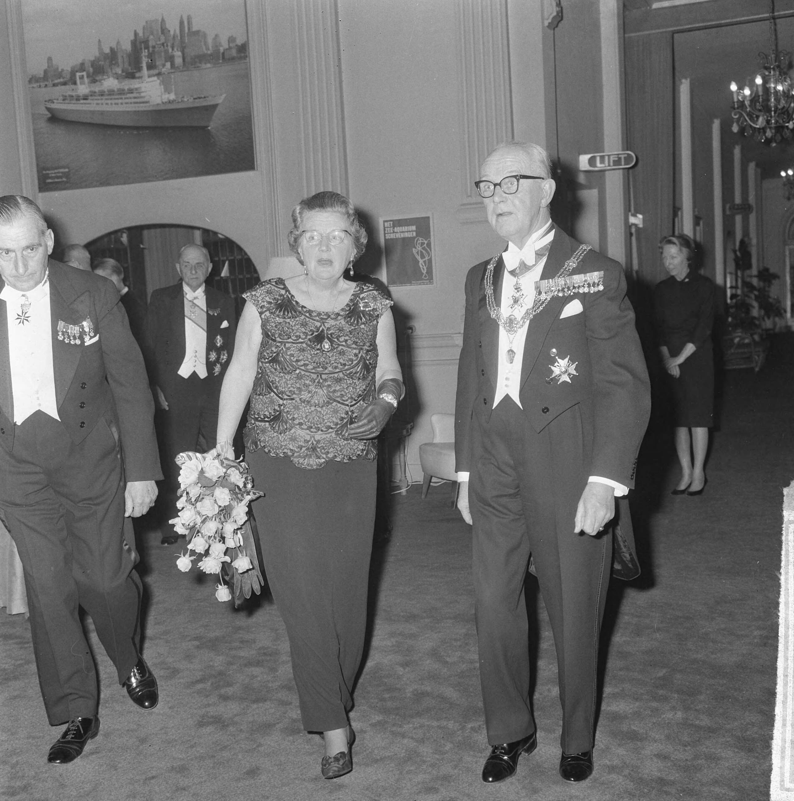 Fotocollectie Anefo — Koningin Juliana is aanwezig bij het galaconcert t.g.v. het 60-jarig bestaan van het Residentie Orkest in het Kurhaus. vllnr. Mr. D.J. van Gilse, koningin Juliana en burgemeester Kolfschoten — Foto: Pot, Harry / Anefo. Licentie: Set B: Rechtenvrij / Publiek Domein. Bron: Nationaal Archief. http://hdl.handle.net/10648/aa83b17c-d0b4-102d-bcf8-003048976d84