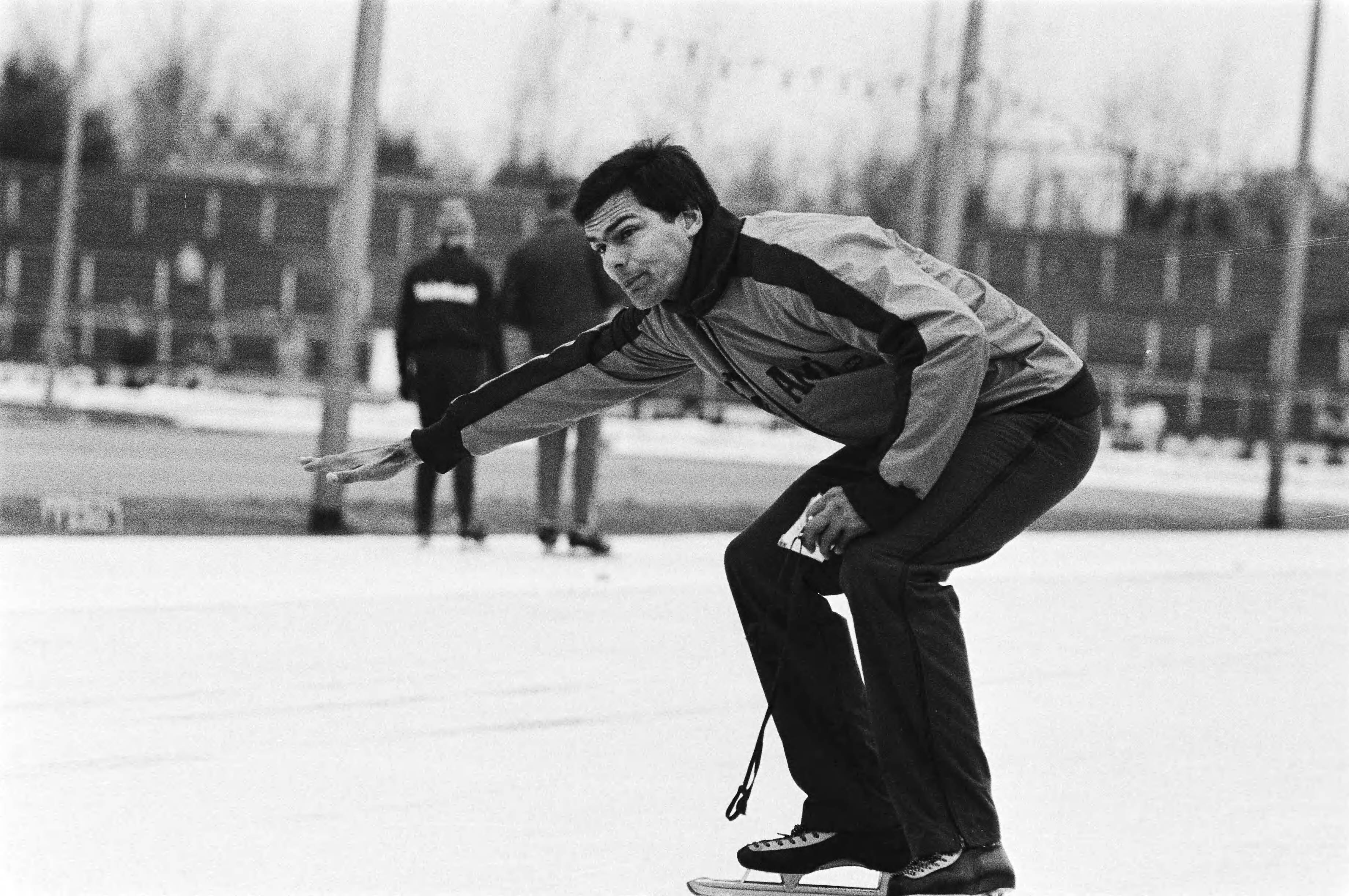 Fotocollectie Anefo — Nederlandse kampioenschappen schaatsen dames allround in Den Haag. Coach Ab Krook in actie. — Foto: Suyk, Koen / Anefo. Licentie: Set B: Rechtenvrij / Publiek Domein. Bron: Nationaal Archief. http://hdl.handle.net/10648/acd7a1fe-d0b4-102d-bcf8-003048976d84