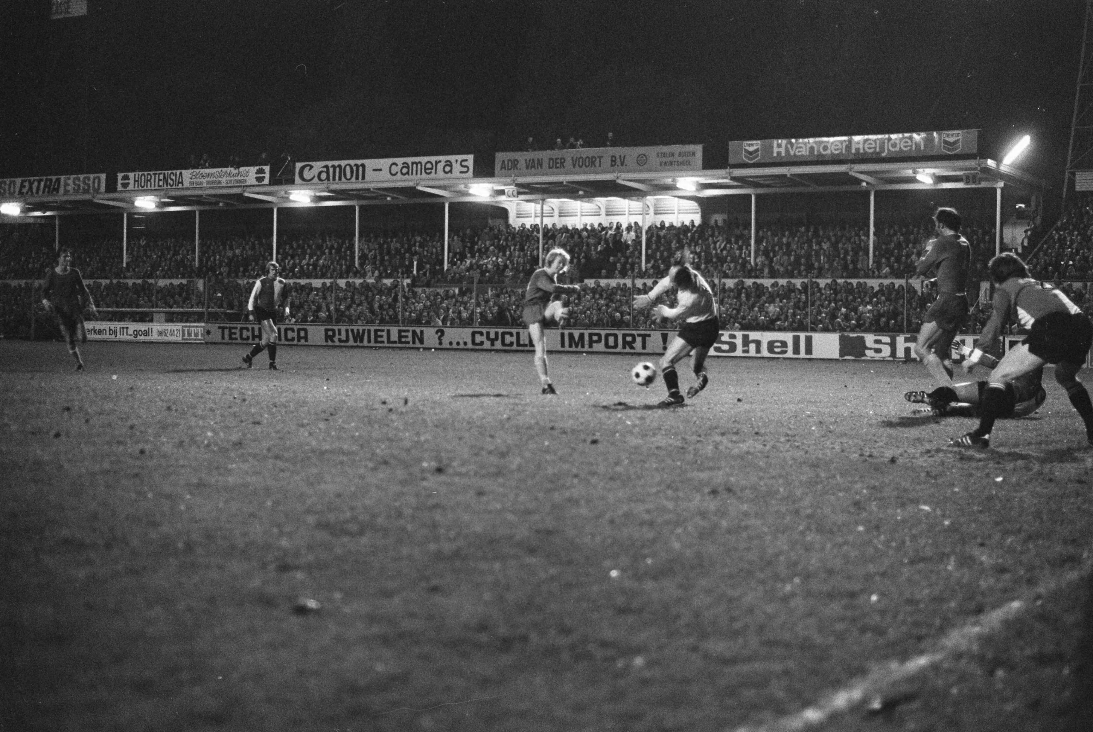 Fotocollectie Anefo — Den Haag tegen Feyenoord 3-3, L. Swanenburg (links) scoort derde doelpunt voor Den Haag — Foto: Peters, Hans / Anefo. Licentie: Set B: Rechtenvrij / Publiek Domein. Bron: Nationaal Archief. http://hdl.handle.net/10648/ac59732e-d0b4-102d-bcf8-003048976d84