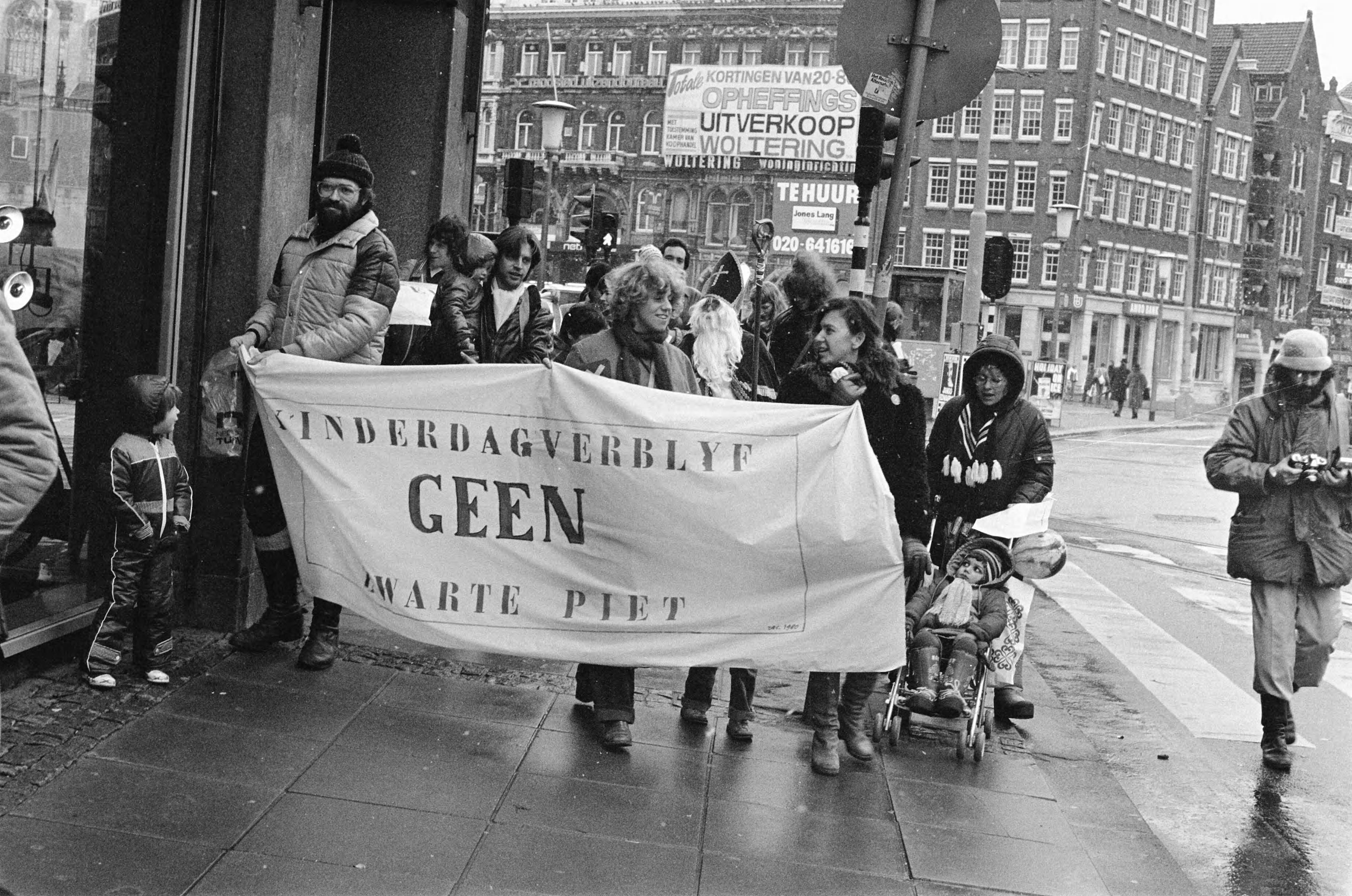 Fotocollectie Anefo — Demonstratie in Amsterdam tegen hogere ouderbijdrage voor kinderdagverblijven, demonstranten in Amsterdam — Foto: Bogaerts, Rob / Anefo. Licentie: Set B: Rechtenvrij / Publiek Domein. Bron: Nationaal Archief. http://hdl.handle.net/10648/acef9ef8-d0b4-102d-bcf8-003048976d84