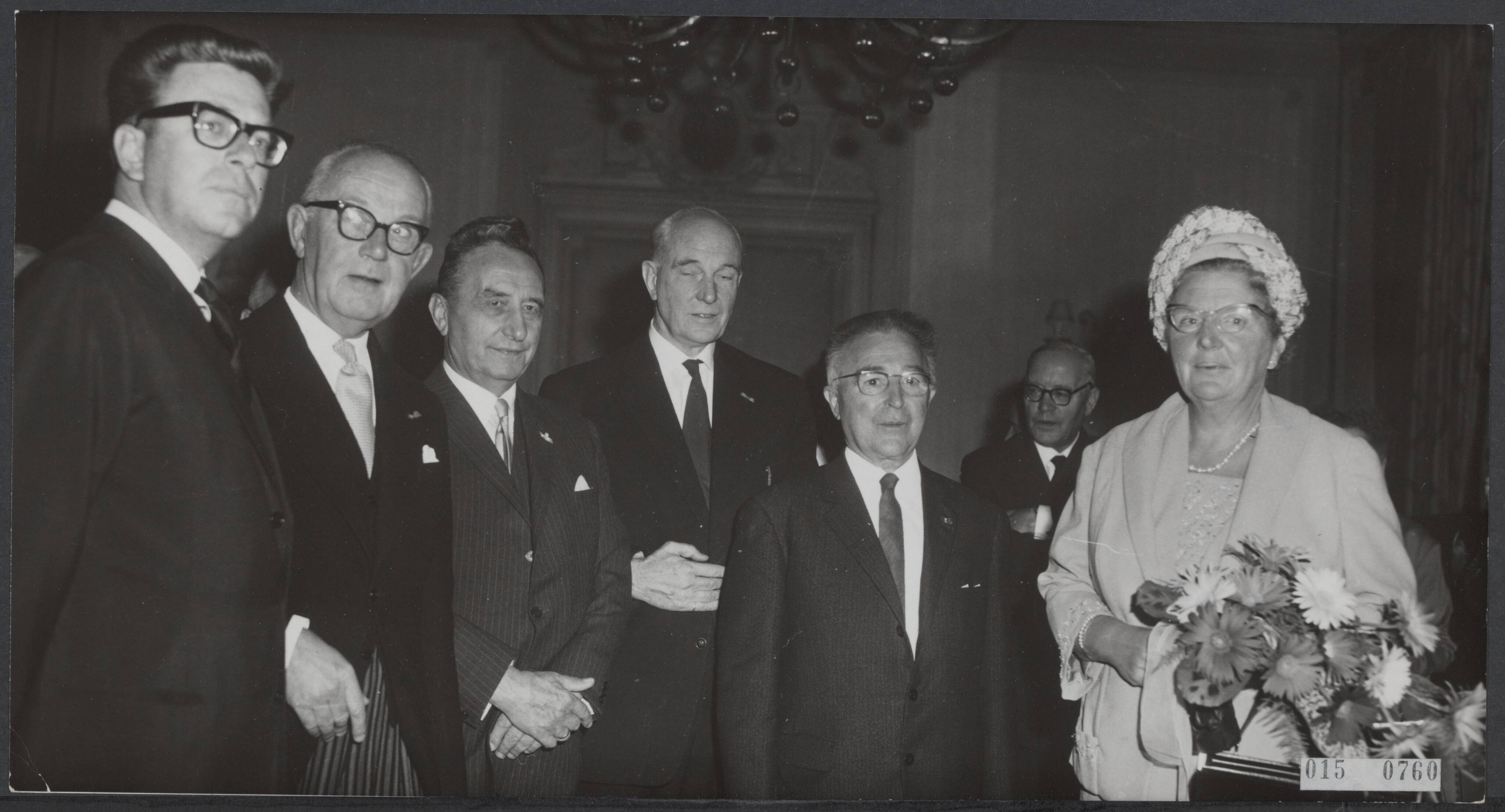 Fotocollectie Elsevier Binnenland — Koningin Juliana heeft in het Scheveningse Kurhaus het congres bijgewoond van het Genootschap "Onze Taal". De koningin met de sprekers van het congres. Vlnr. Albert Vogel, prof. dr. C.A. Zaalberg, prof. W.J.F.M. Krul (voorzitter), prof. dr. N.A. Donkersloot, Gerard Walschap en koningin Juliana — Foto: Bilsen, Joop van / Anefo. Licentie: Set B: Rechtenvrij / Publiek Domein. Bron: Nationaal Archief. http://hdl.handle.net/10648/adb6110a-d0b4-102d-bcf8-003048976d84