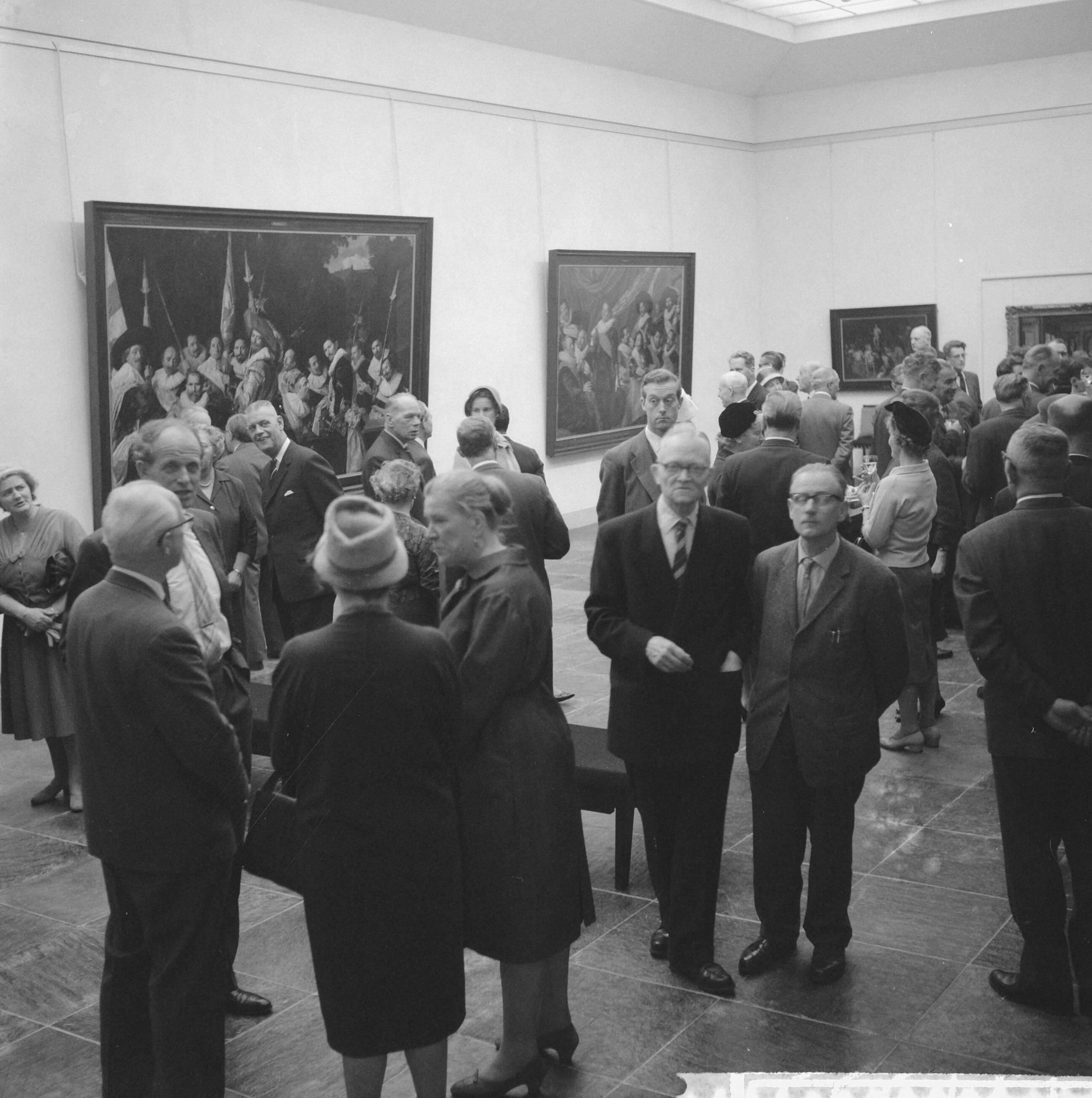 Fotocollectie Anefo — Ingebruikname van gerestaureerde Frans Halszaal in het Frans Halsmuseum — Foto: Pot, Harry / Anefo. Licentie: Set B: Rechtenvrij / Publiek Domein. Bron: Nationaal Archief. http://hdl.handle.net/10648/a9bdab1c-d0b4-102d-bcf8-003048976d84