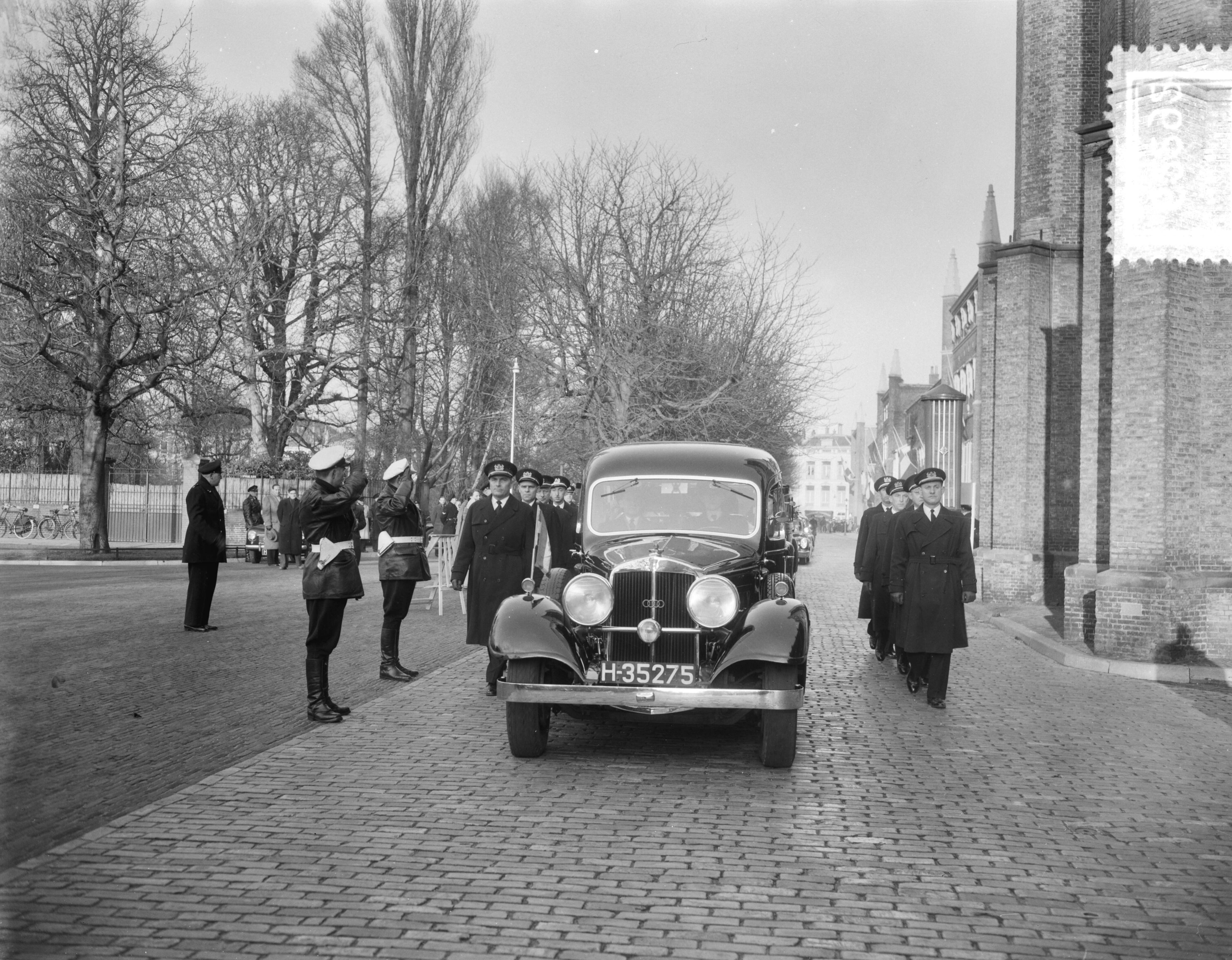 Fotocollectie Anefo — Uitvaart van dr. Albert Plesman in Den Haag — Foto: Duinen, G.W. van / Anefo. Licentie: Set B: Rechtenvrij / Publiek Domein. Bron: Nationaal Archief. http://hdl.handle.net/10648/a91aabe2-d0b4-102d-bcf8-003048976d84