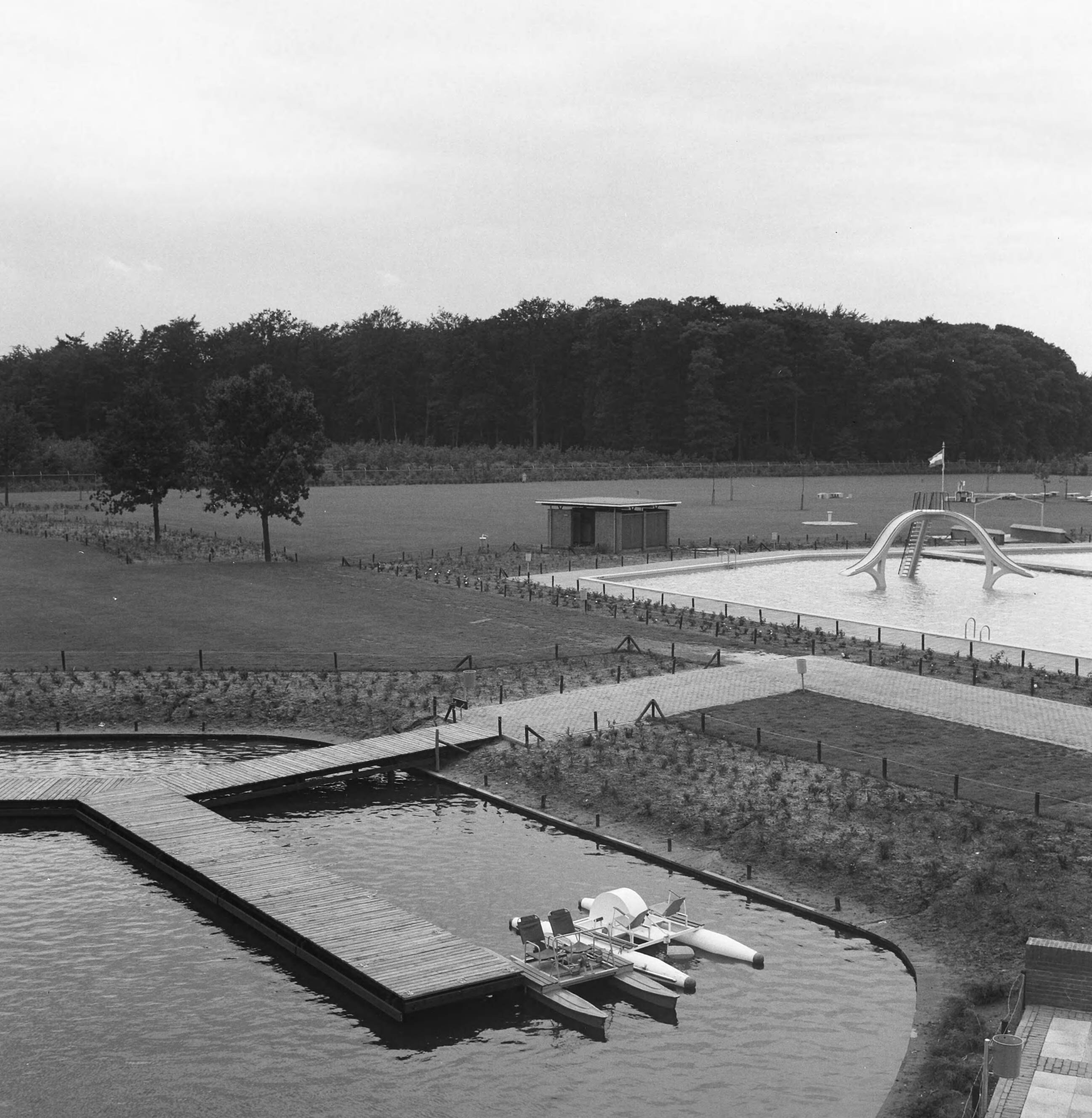 Fotocollectie Nederlandse Heidemaatschappij — Gemeente Breda. Recreatieoord Wolfslaar. Kanovijver en botensteiger — Foto: Wüllschleger, [...] / Heidemij. Licentie: Set B: Rechtenvrij / Publiek Domein. Bron: Nationaal Archief. http://hdl.handle.net/10648/ae7affe2-d0b4-102d-bcf8-003048976d84