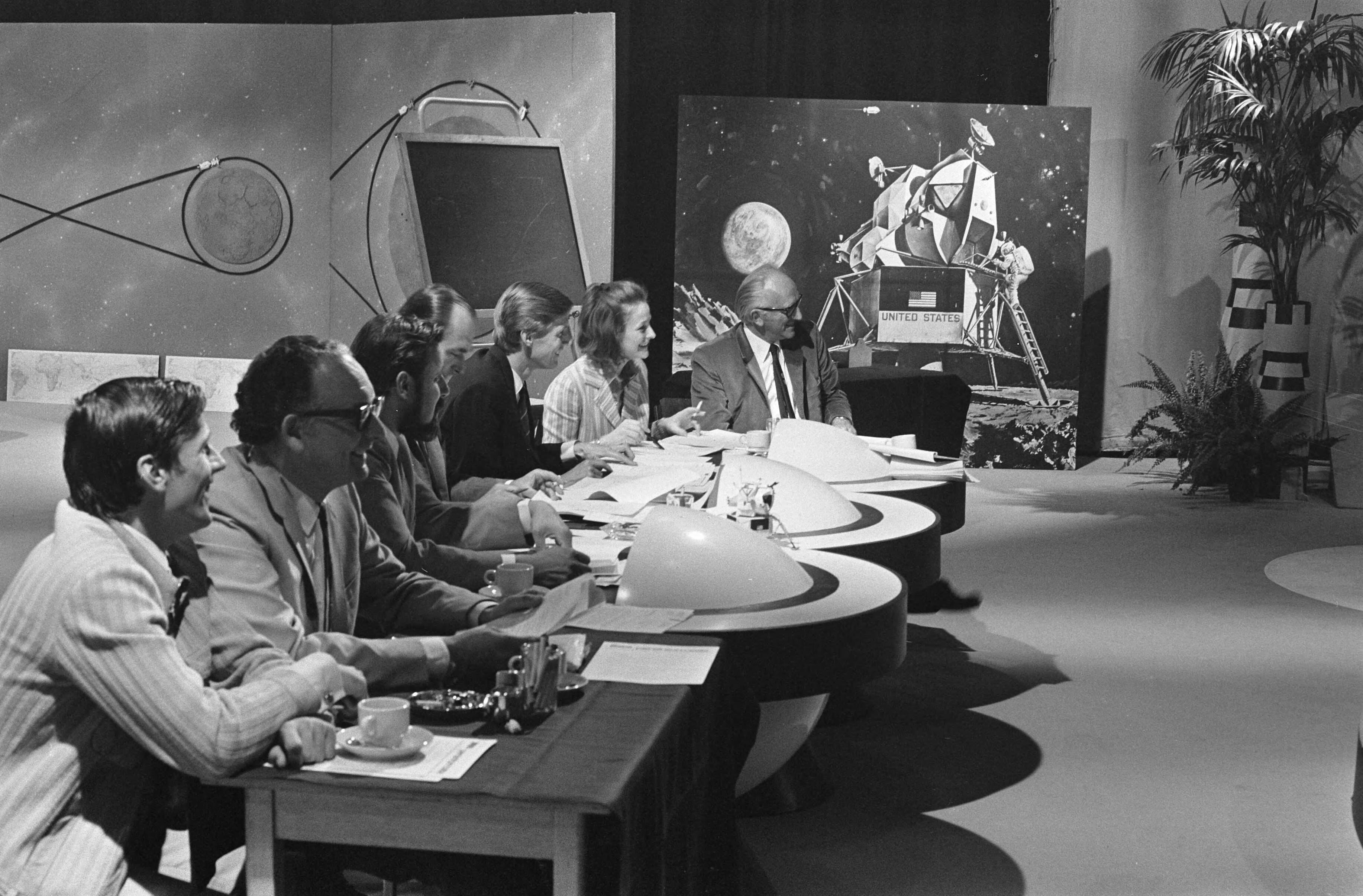 Persconferentie in een door de NOS speciaal ingerichte "Apollo-studio" in Hilversum in verband met de komende maanlanding — De persconferentie — Foto: Fotograaf Onbekend / Anefo. Licentie: Set B: Rechtenvrij / Publiek Domein. Bron: Nationaal Archief. http://hdl.handle.net/10648/ab72c816-d0b4-102d-bcf8-003048976d84
