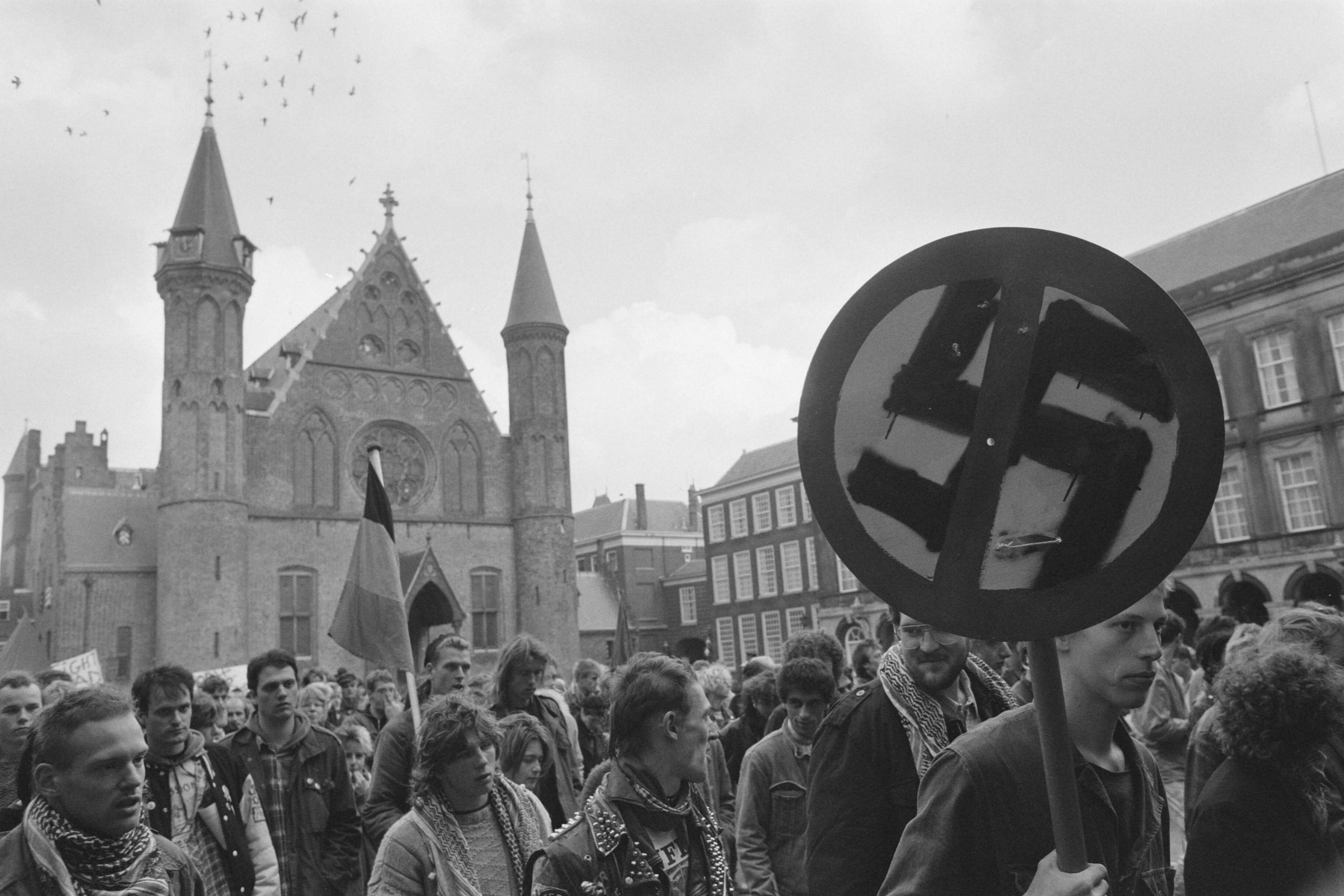 Fotocollectie Anefo — Demonstratie tegen facisme in Den Haag — Foto: Molendijk, Bart / Anefo. Licentie: Set B: Rechtenvrij / Publiek Domein. Bron: Nationaal Archief. http://hdl.handle.net/10648/ad6527f4-d0b4-102d-bcf8-003048976d84