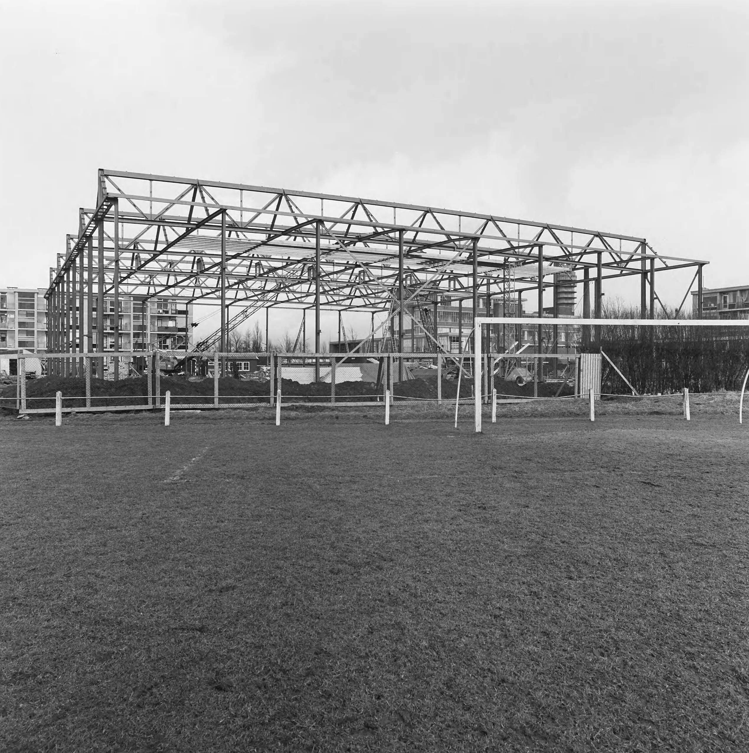 Fotocollectie Nederlandse Heidemaatschappij — Alphen a/d Rijn. Sporthal in aanbouw. Staalconstructie — Foto: Fotograaf Onbekend / Heidemij. Licentie: Set B: Rechtenvrij / Publiek Domein. Bron: Nationaal Archief. http://hdl.handle.net/10648/ae82ea2c-d0b4-102d-bcf8-003048976d84