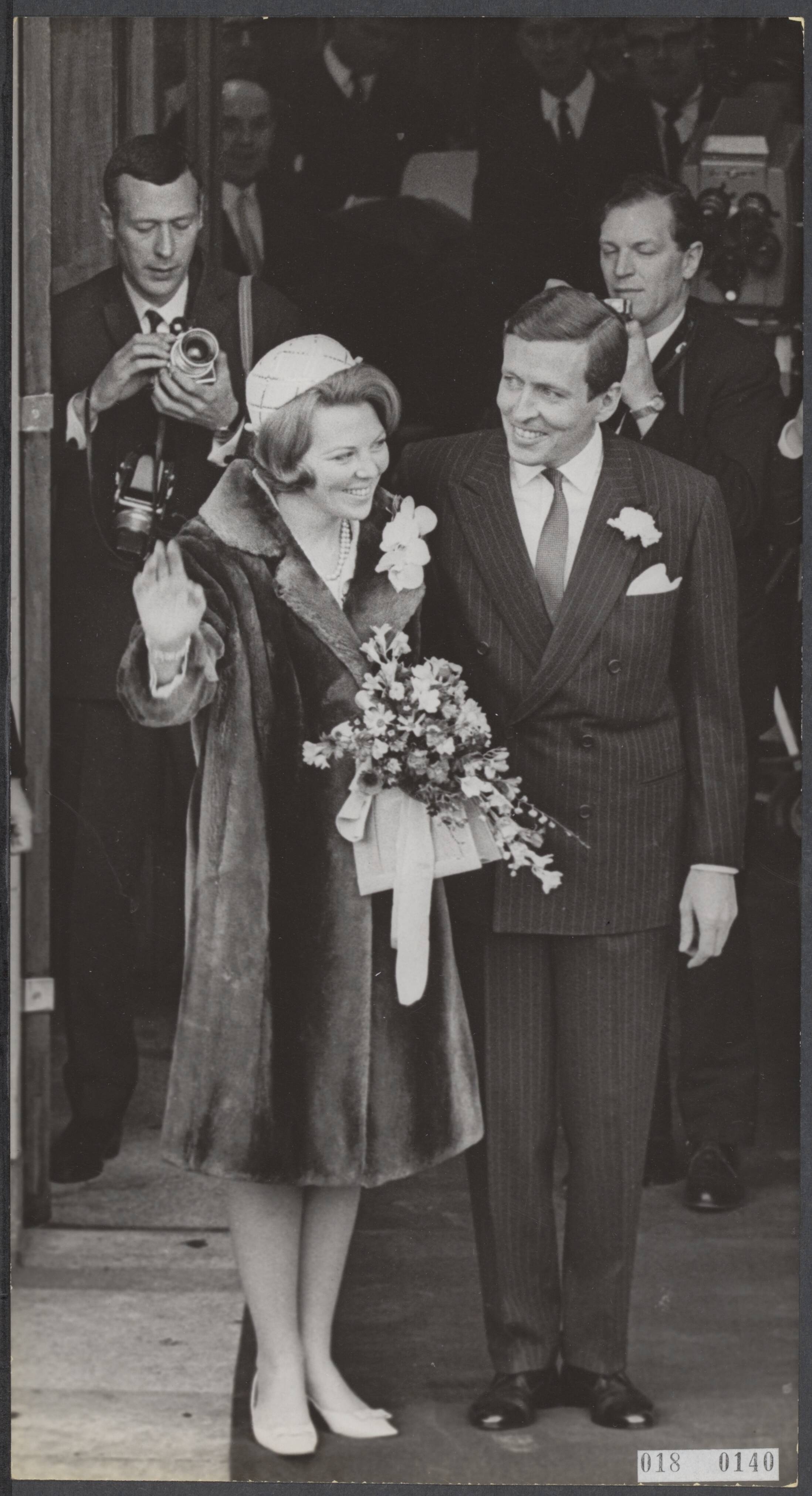 Fotocollectie Elsevier Binnenland — Prinses Beatrix en Claus von Amsberg zijn in Baarn in ondertrouw gegaan. Hier verlaten zij het gemeentehuis — Foto: Kroon, Ron / Anefo. Licentie: Set B: Rechtenvrij / Publiek Domein. Bron: Nationaal Archief. http://hdl.handle.net/10648/adc15704-d0b4-102d-bcf8-003048976d84