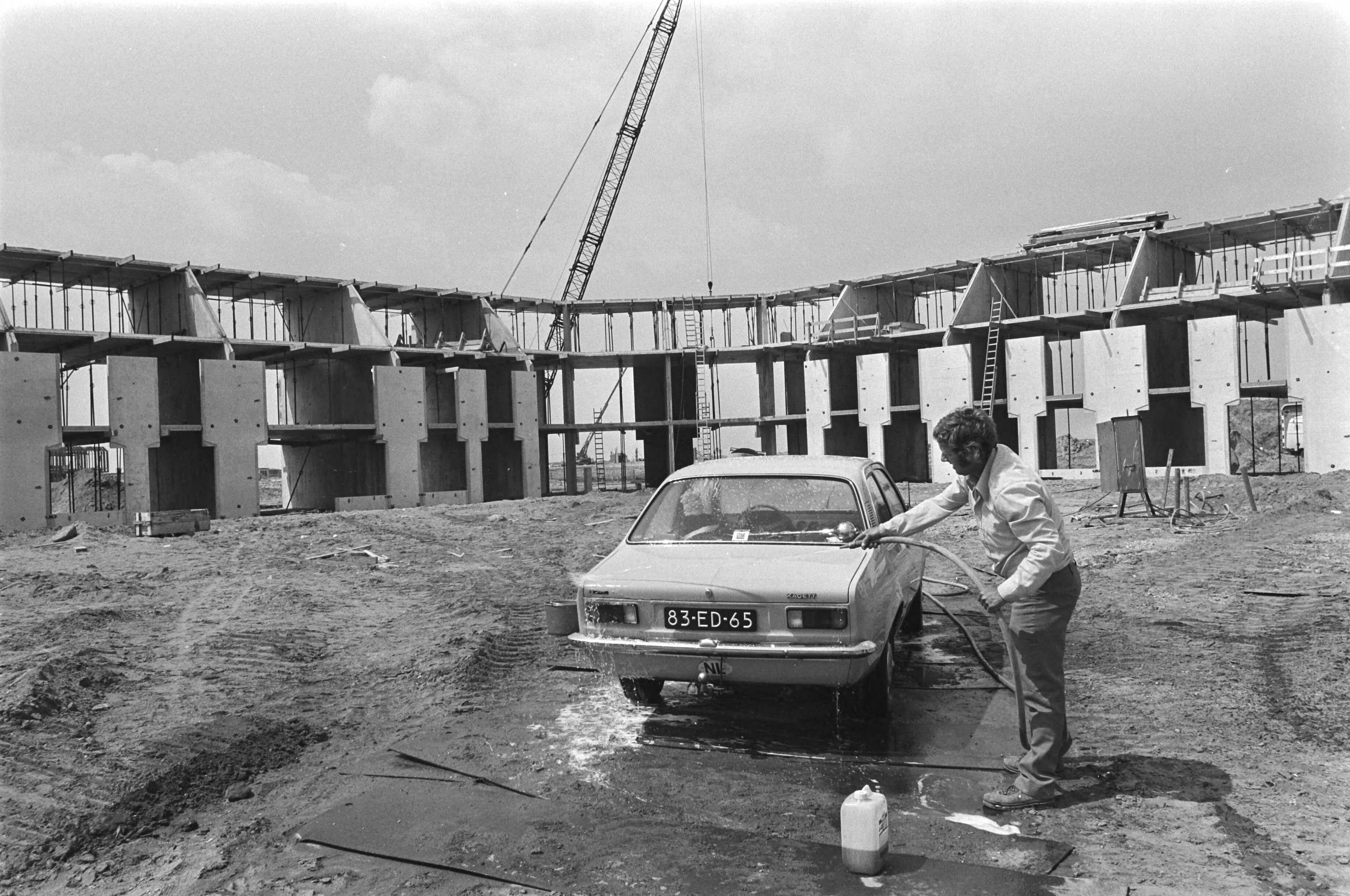 Fotocollectie Anefo — Bouw Almere, eerste huizen met dak en er wordt al auto gewassen — Foto: Mieremet, Rob / Anefo. Licentie: Set B: Rechtenvrij / Publiek Domein. Bron: Nationaal Archief. http://hdl.handle.net/10648/ac839262-d0b4-102d-bcf8-003048976d84