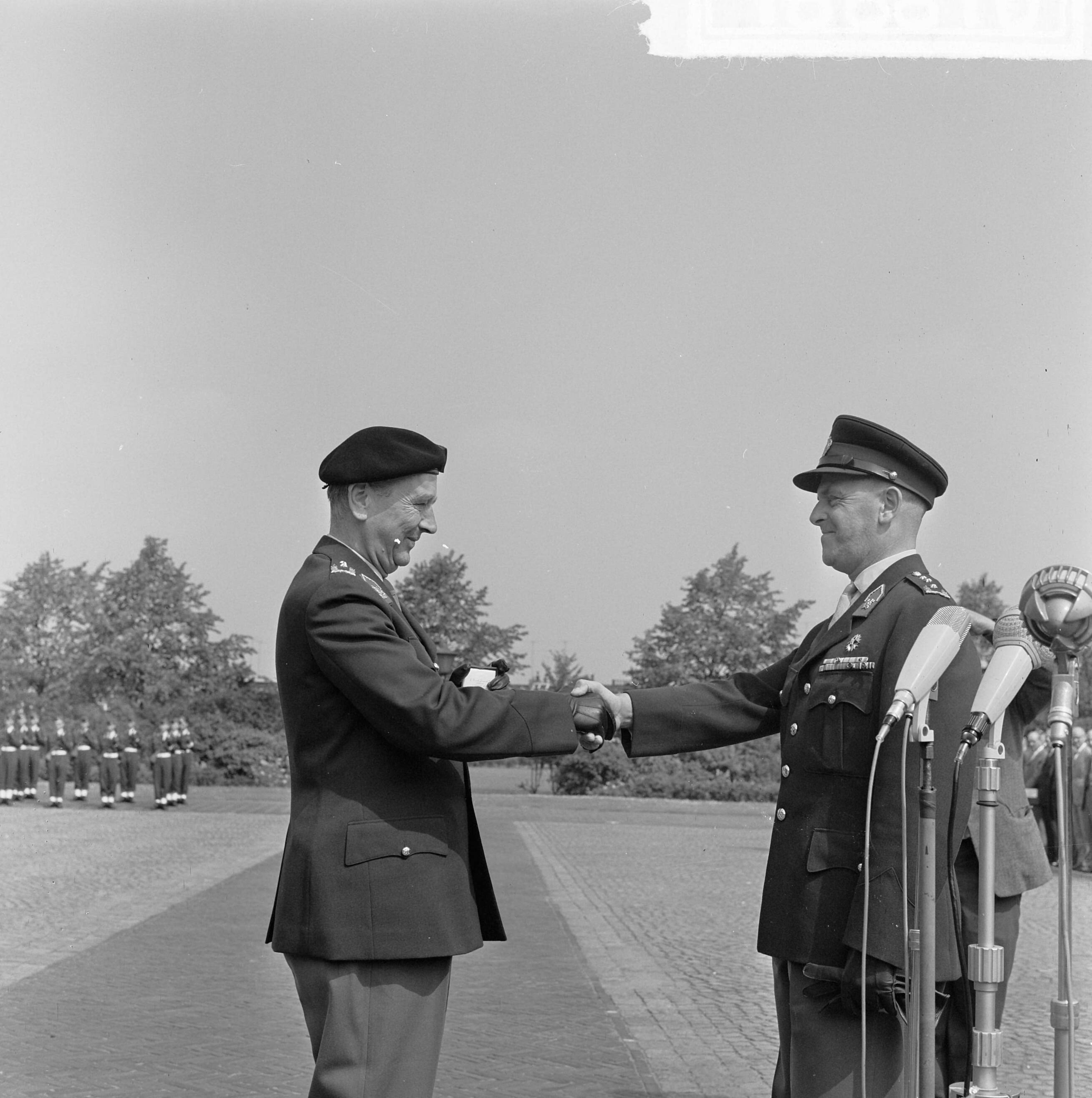 Fotocollectie Anefo — Commando-overdracht K.M.A. te Breda. Rechts de nieuwe gouverneur, luitenant-generaal A.V. van den Wall Bake, links de scheidende commandant, generaal-majoor W.C.H. van Reede — Foto: Koch, Eric / Anefo. Licentie: Set B: Rechtenvrij / Publiek Domein. Bron: Nationaal Archief. http://hdl.handle.net/10648/aa7213c2-d0b4-102d-bcf8-003048976d84