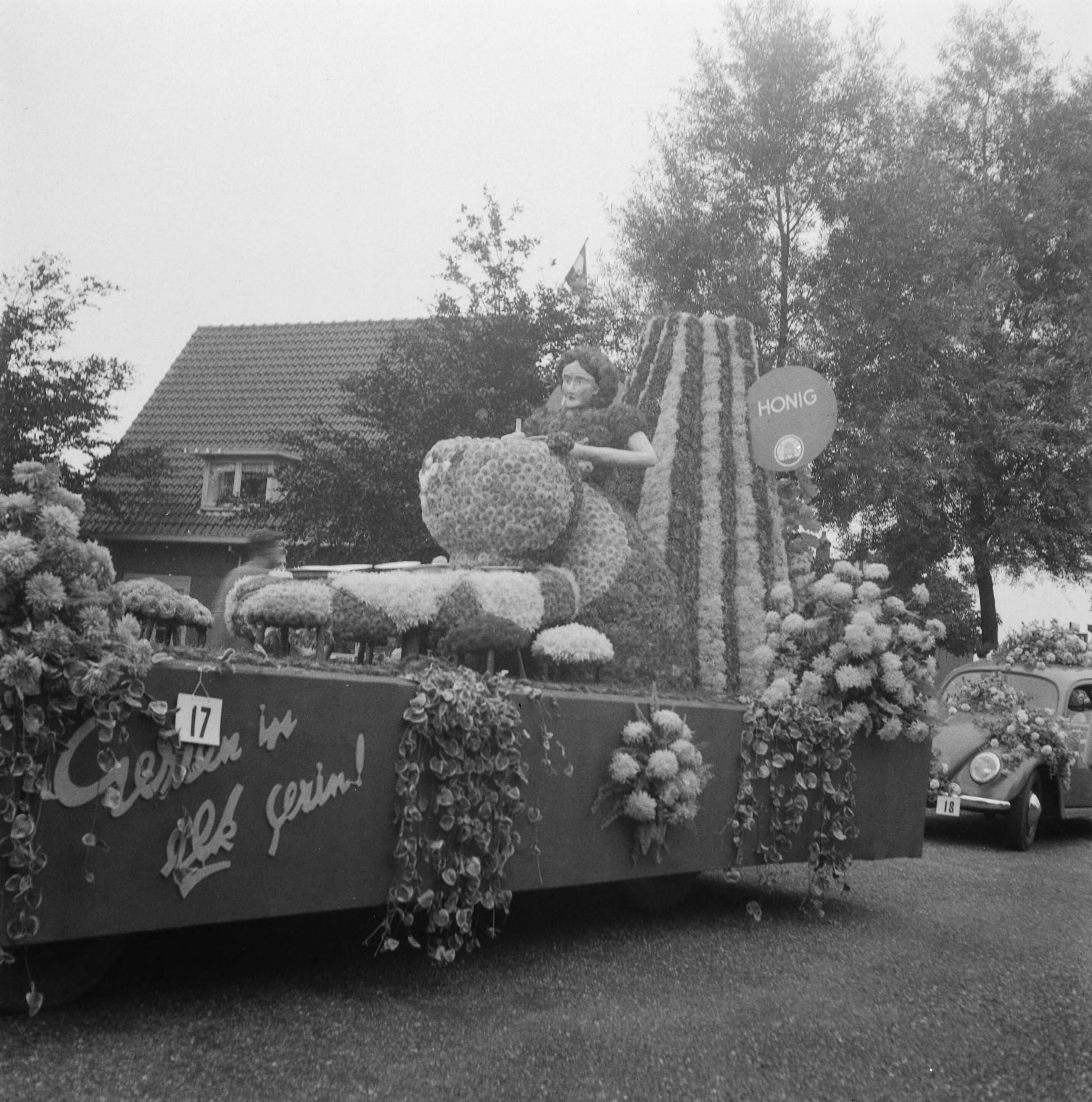 Fotocollectie Anefo — Bloemencorso Aalsmeer — Foto: Pot, Harry / Anefo. Licentie: Set B: Rechtenvrij / Publiek Domein. Bron: Nationaal Archief. http://hdl.handle.net/10648/a8debd8a-d0b4-102d-bcf8-003048976d84