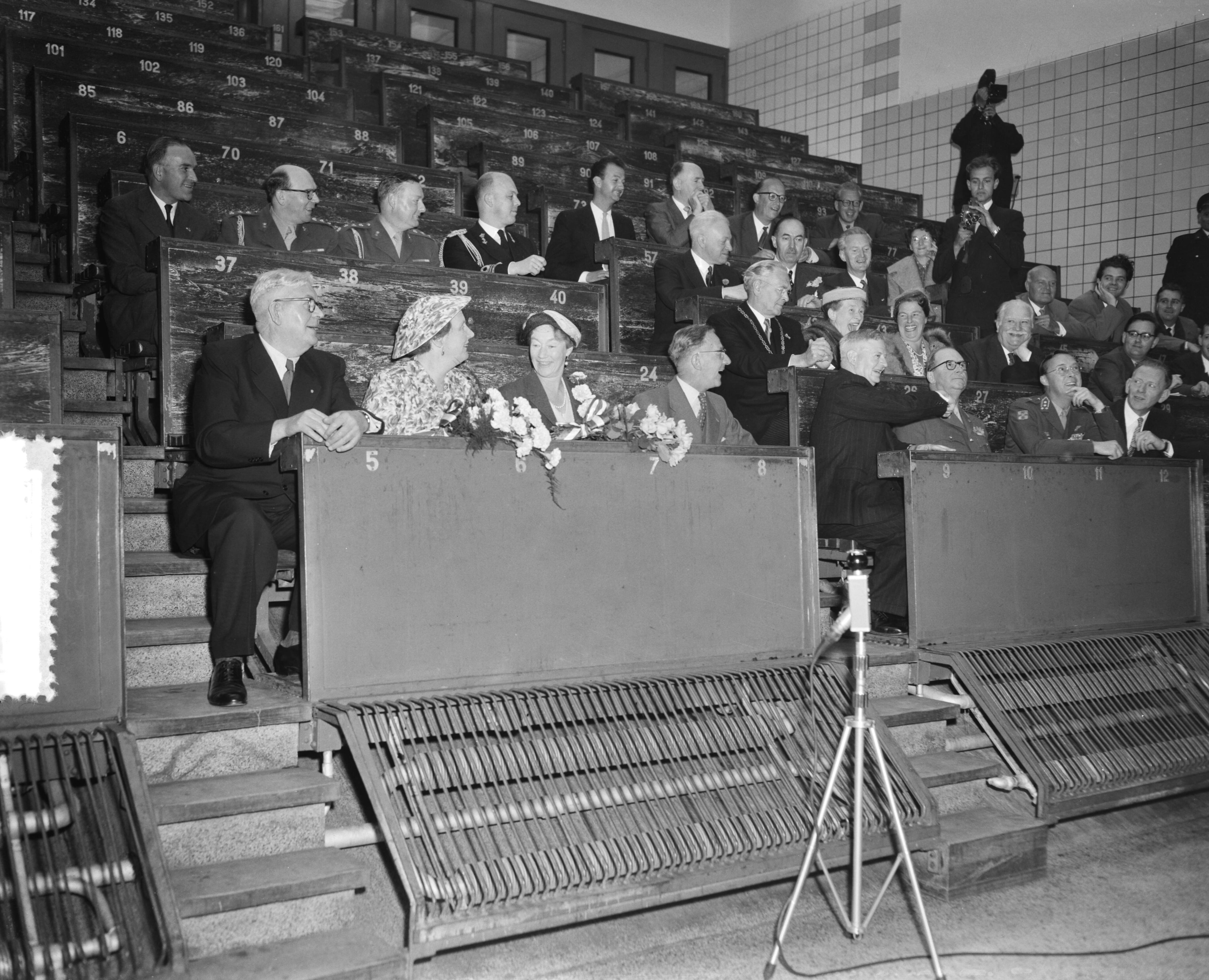 Staatsbezoek groothertogin Charlotte van Luxemburg en haar echtgenoot prins Felix — Laatste dag bezoek Luxemburgse gasten. Luxemburgs groot-hertogelijk paar bezoekt bloemenveiling te Aalsmeer — Foto: Pot, Harry / Anefo. Licentie: Set B: Rechtenvrij / Publiek Domein. Bron: Nationaal Archief. http://hdl.handle.net/10648/a949781e-d0b4-102d-bcf8-003048976d84