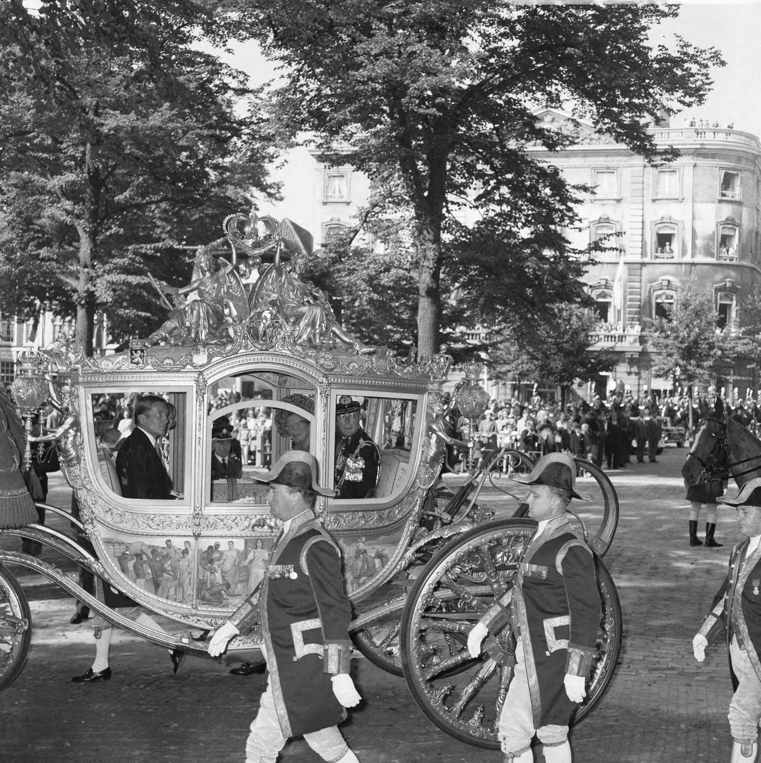 Prinsjesdag 1966 in Den Haag — De Gouden Koets op weg naar de Ridderzaal — Foto: Kroon, Ron / Anefo. Licentie: Set B: Rechtenvrij / Publiek Domein. Bron: Nationaal Archief. http://hdl.handle.net/10648/aafd1c24-d0b4-102d-bcf8-003048976d84