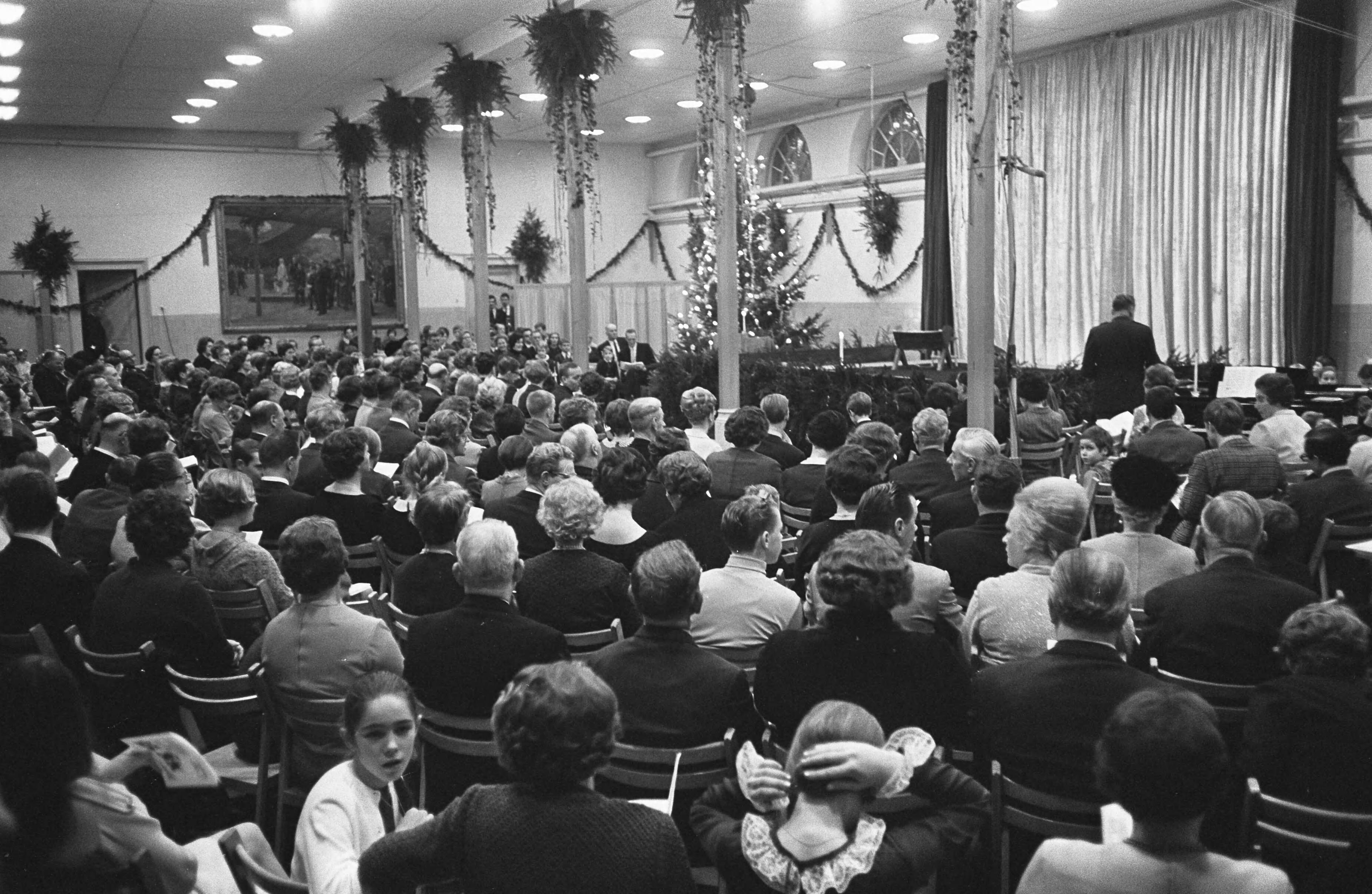 Fotocollectie Anefo — Kerstfeest Konkinklijk Huis te Den Haag . De prinsessen Beatrix, Margriet en Christina bij aankomst — Foto: Koch, Eric / Anefo. Licentie: Set B: Rechtenvrij / Publiek Domein. Bron: Nationaal Archief. http://hdl.handle.net/10648/ab30c18c-d0b4-102d-bcf8-003048976d84