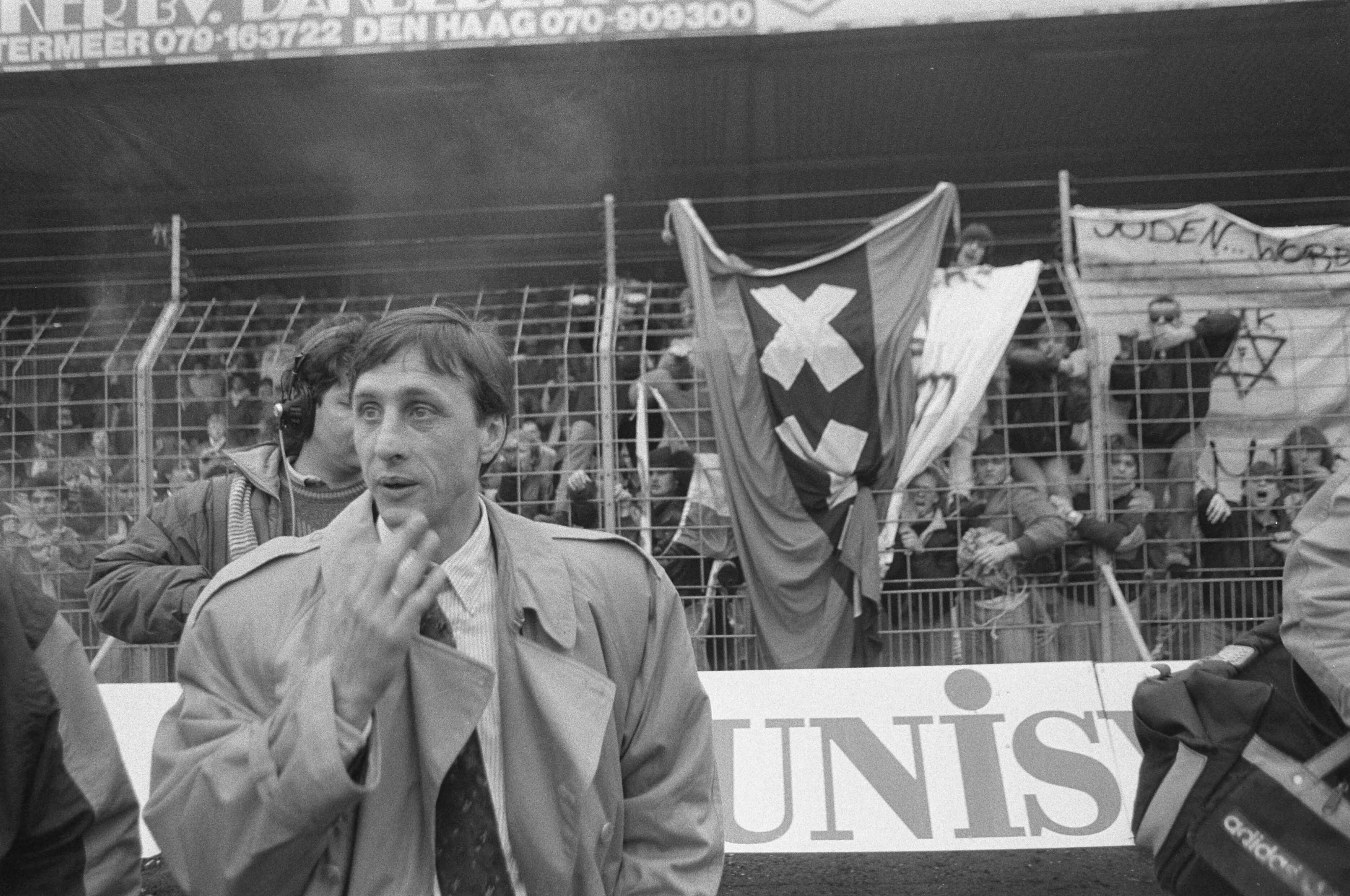 Fotocollectie Anefo — Supportersrellen tijdens Den Haag tegen Ajax in Den Haag ; Johan Cruijff voor Ajax-supporters — Foto: Molendijk, Bart / Anefo. Licentie: Set B: Rechtenvrij / Publiek Domein. Bron: Nationaal Archief. http://hdl.handle.net/10648/ad5d69a6-d0b4-102d-bcf8-003048976d84