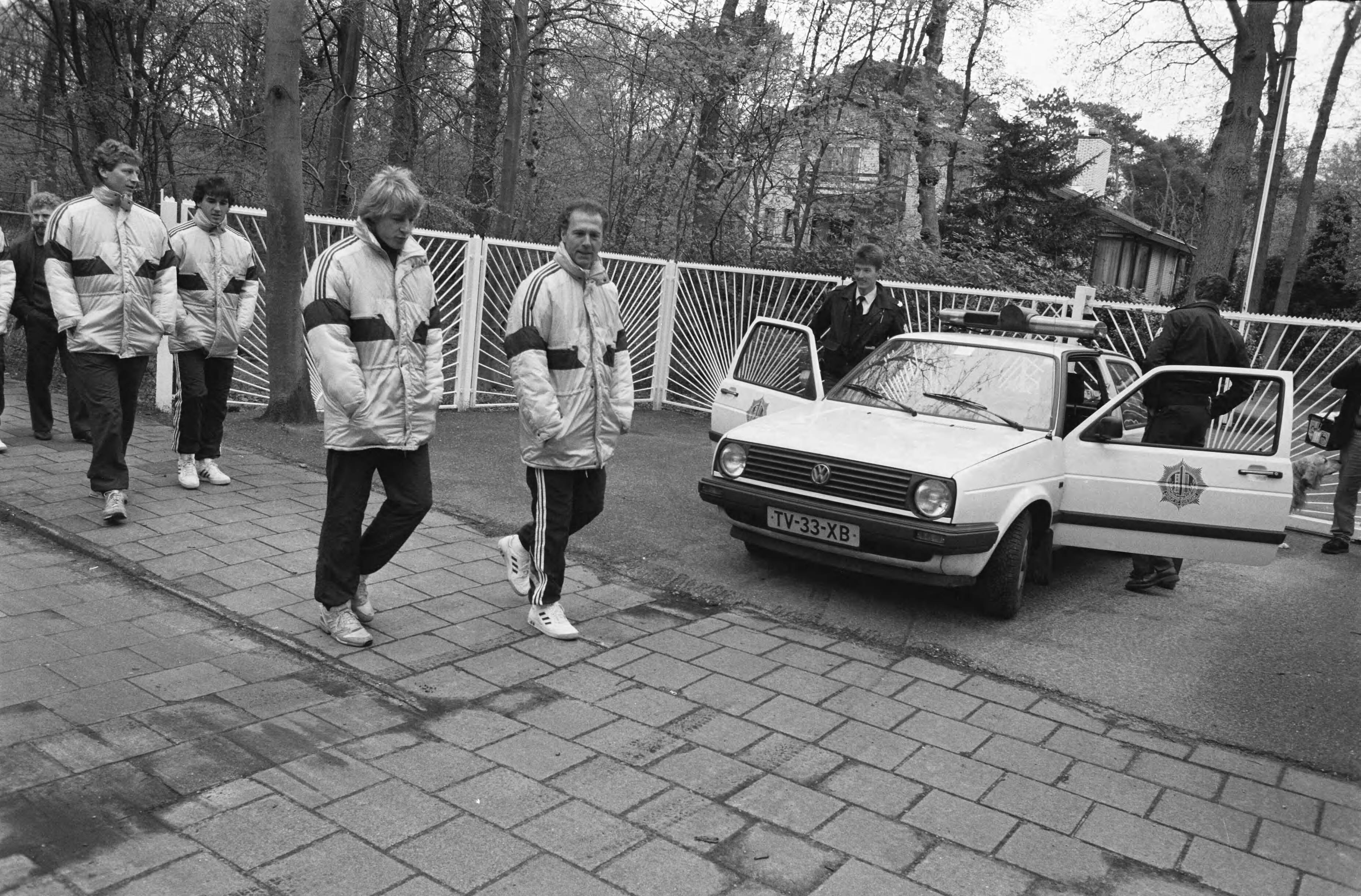 Westduitse voetbalelftal in Wassenaar — Wandeling onder politiebegeleiding — Foto: Bogaerts, Rob / Anefo. Licentie: Set B: Rechtenvrij / Publiek Domein. Bron: Nationaal Archief. http://hdl.handle.net/10648/ad726202-d0b4-102d-bcf8-003048976d84