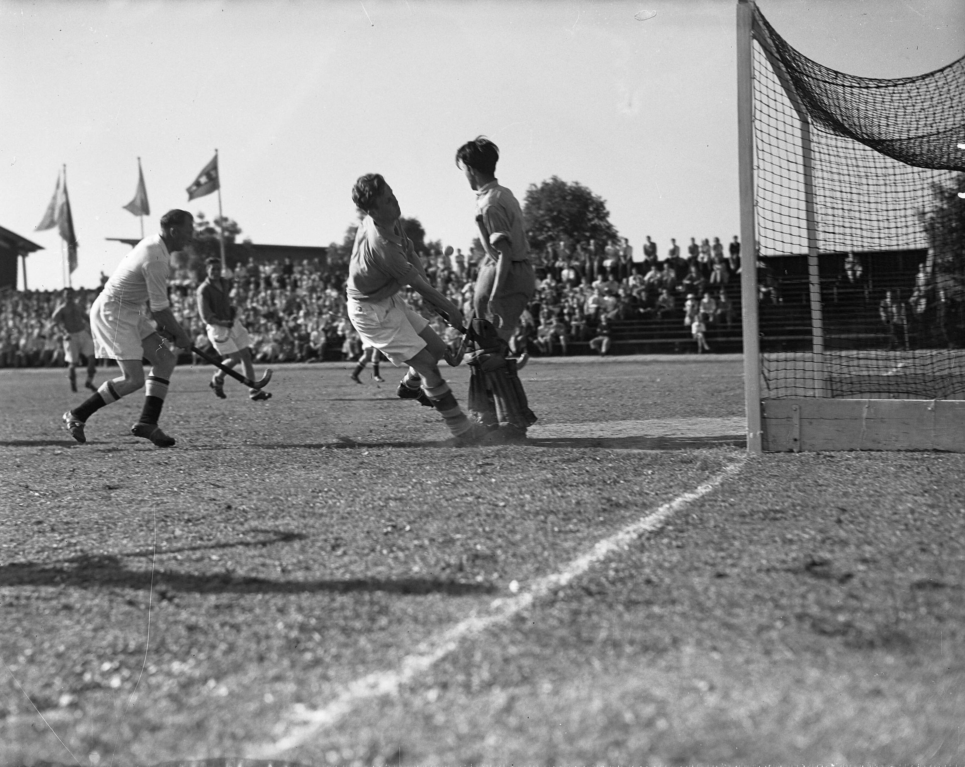 Fotocollectie Anefo — Hockey. Holland tegen Denemarken 2-2 — Foto: Noske, J.D. / Anefo. Licentie: Set B: Rechtenvrij / Publiek Domein. Bron: Nationaal Archief. http://hdl.handle.net/10648/a8a8c806-d0b4-102d-bcf8-003048976d84