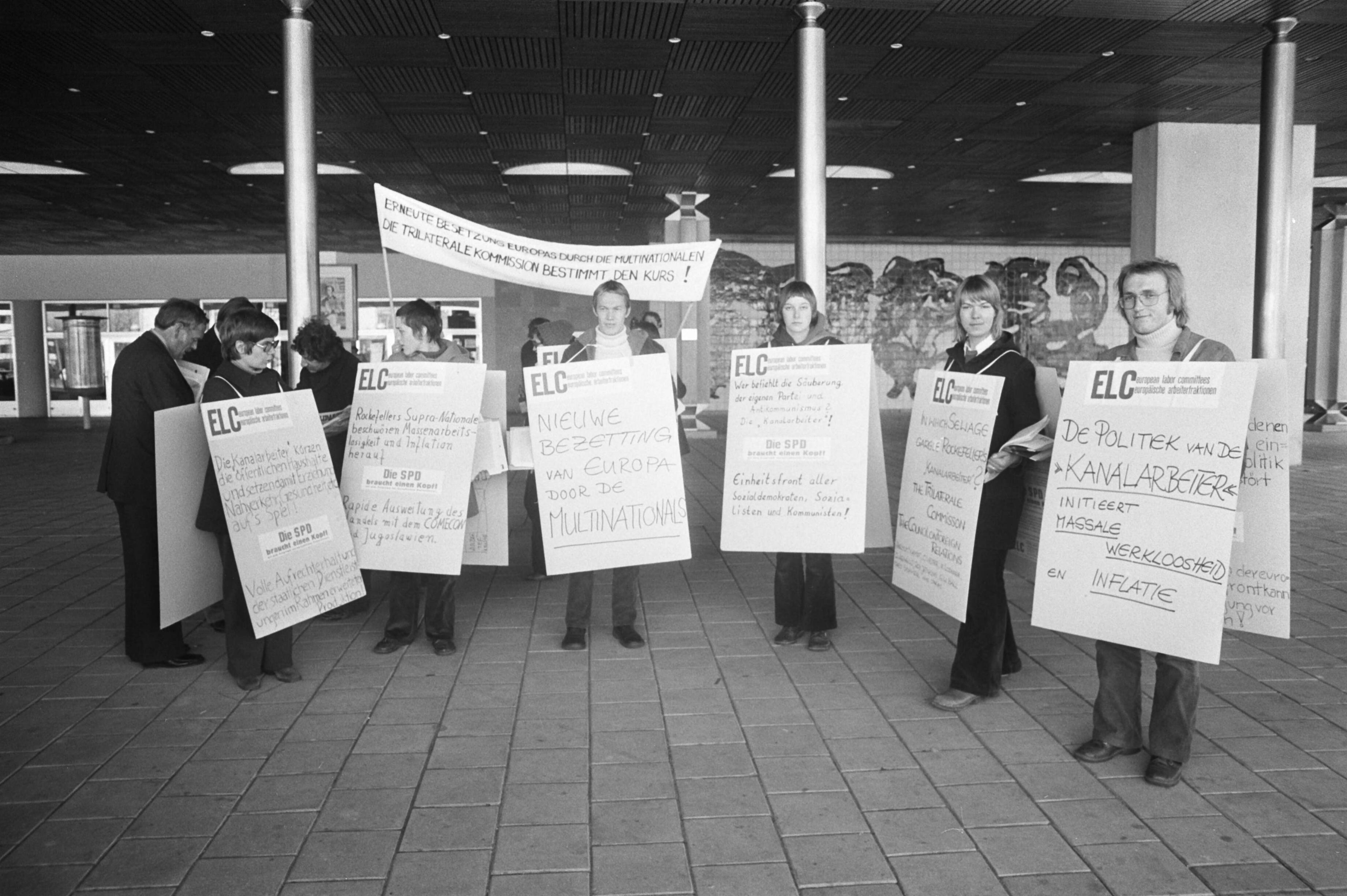 Fotocollectie Anefo — Conferentie van leiders sociaal-democratische partijen EEG-landen in Den Haag ; demonstratie tegen mammoetbedrijven — Foto: Peters, Hans / Anefo. Licentie: Set B: Rechtenvrij / Publiek Domein. Bron: Nationaal Archief. http://hdl.handle.net/10648/ac5968e8-d0b4-102d-bcf8-003048976d84