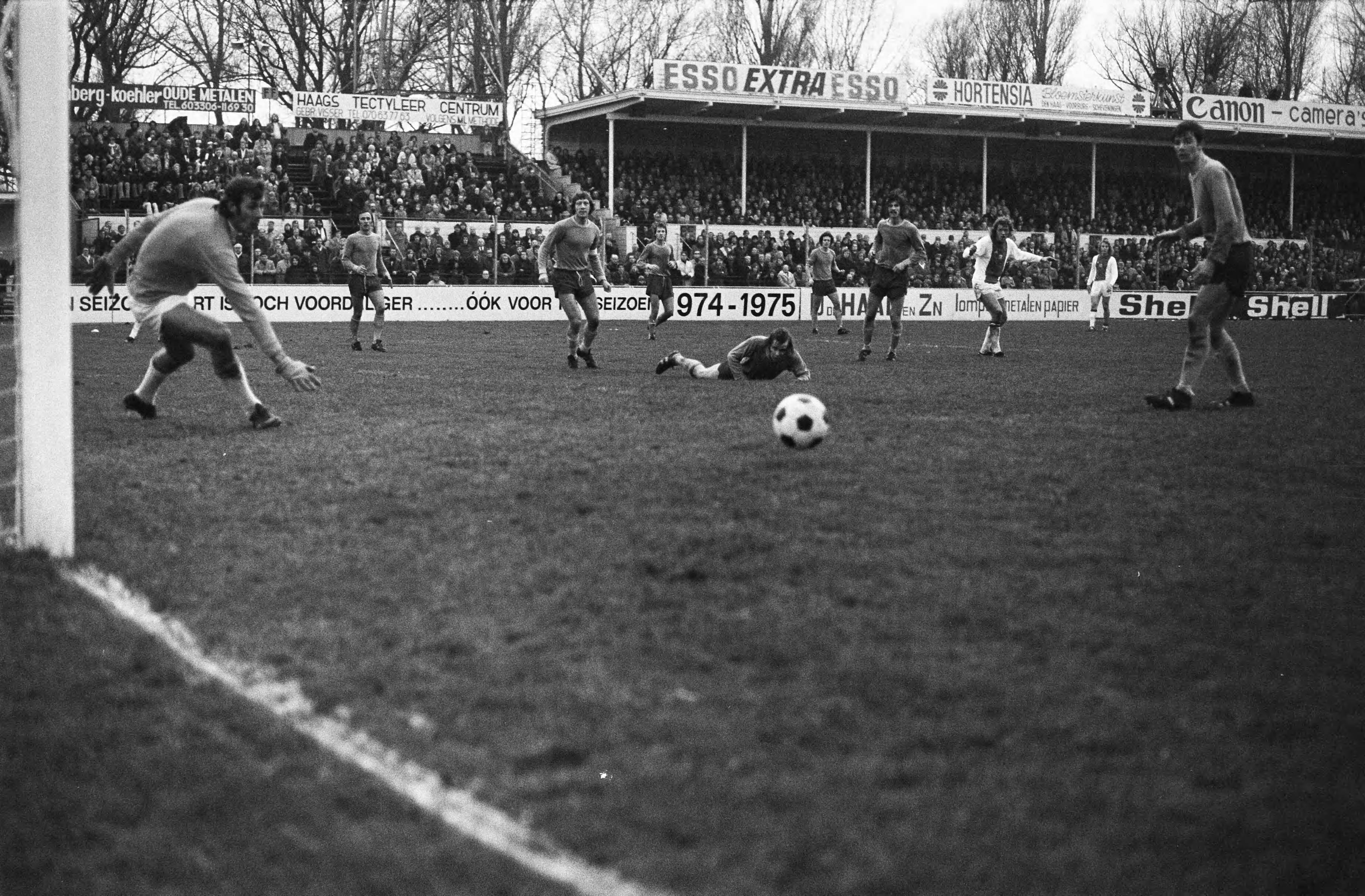 Fotocollectie Anefo — FC Den Haag tegen Ajax 1-0, spelmomenten — Foto: Peters, Hans / Anefo. Licentie: Set B: Rechtenvrij / Publiek Domein. Bron: Nationaal Archief. http://hdl.handle.net/10648/ac5da7c8-d0b4-102d-bcf8-003048976d84