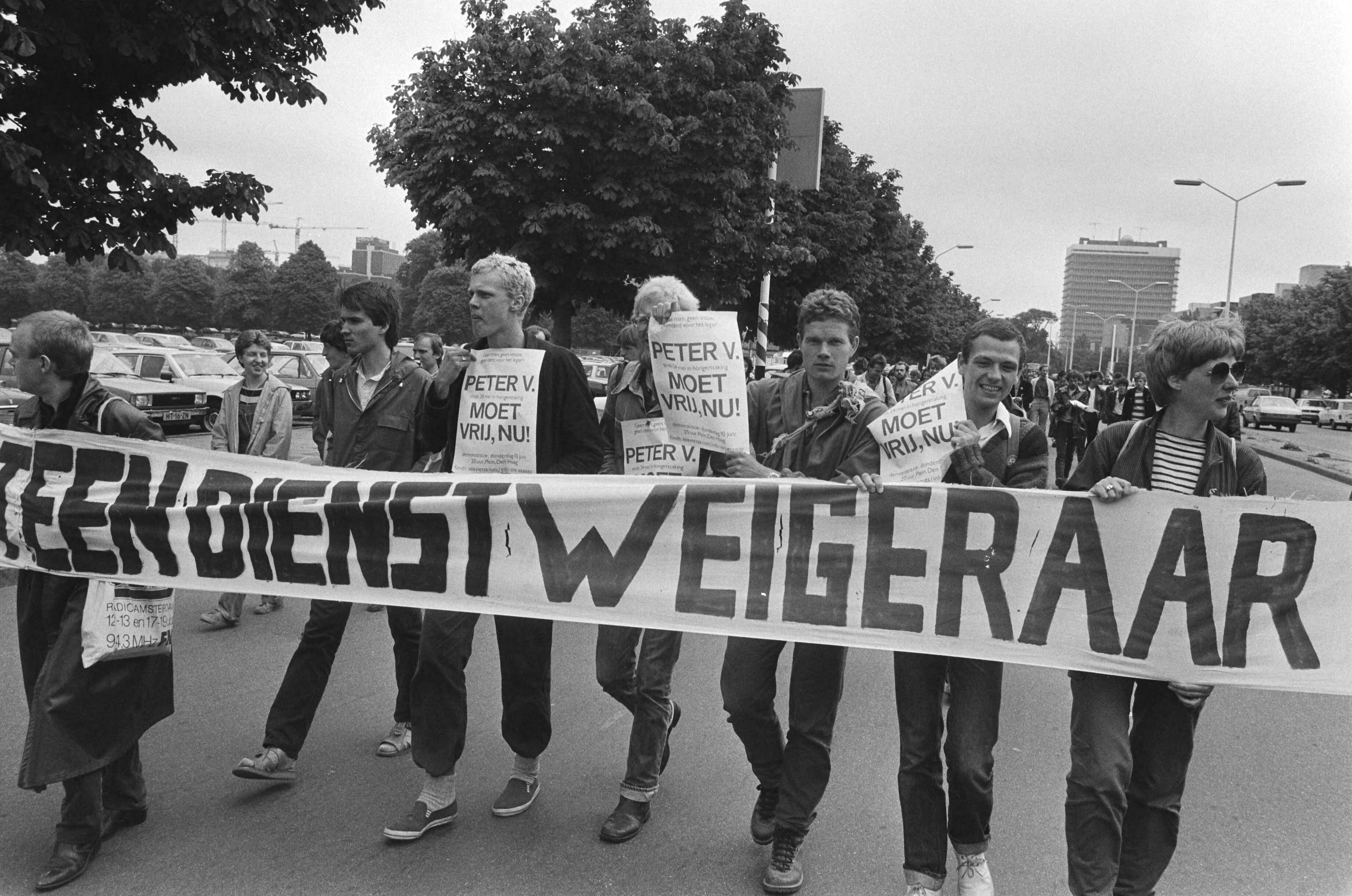 Fotocollectie Anefo — Den Haag , demonstratie voor vrijlating dienst weigeraar Peter Veltman — Foto: Bogaerts, Rob / Anefo. Licentie: Set B: Rechtenvrij / Publiek Domein. Bron: Nationaal Archief. http://hdl.handle.net/10648/ad1a3abe-d0b4-102d-bcf8-003048976d84