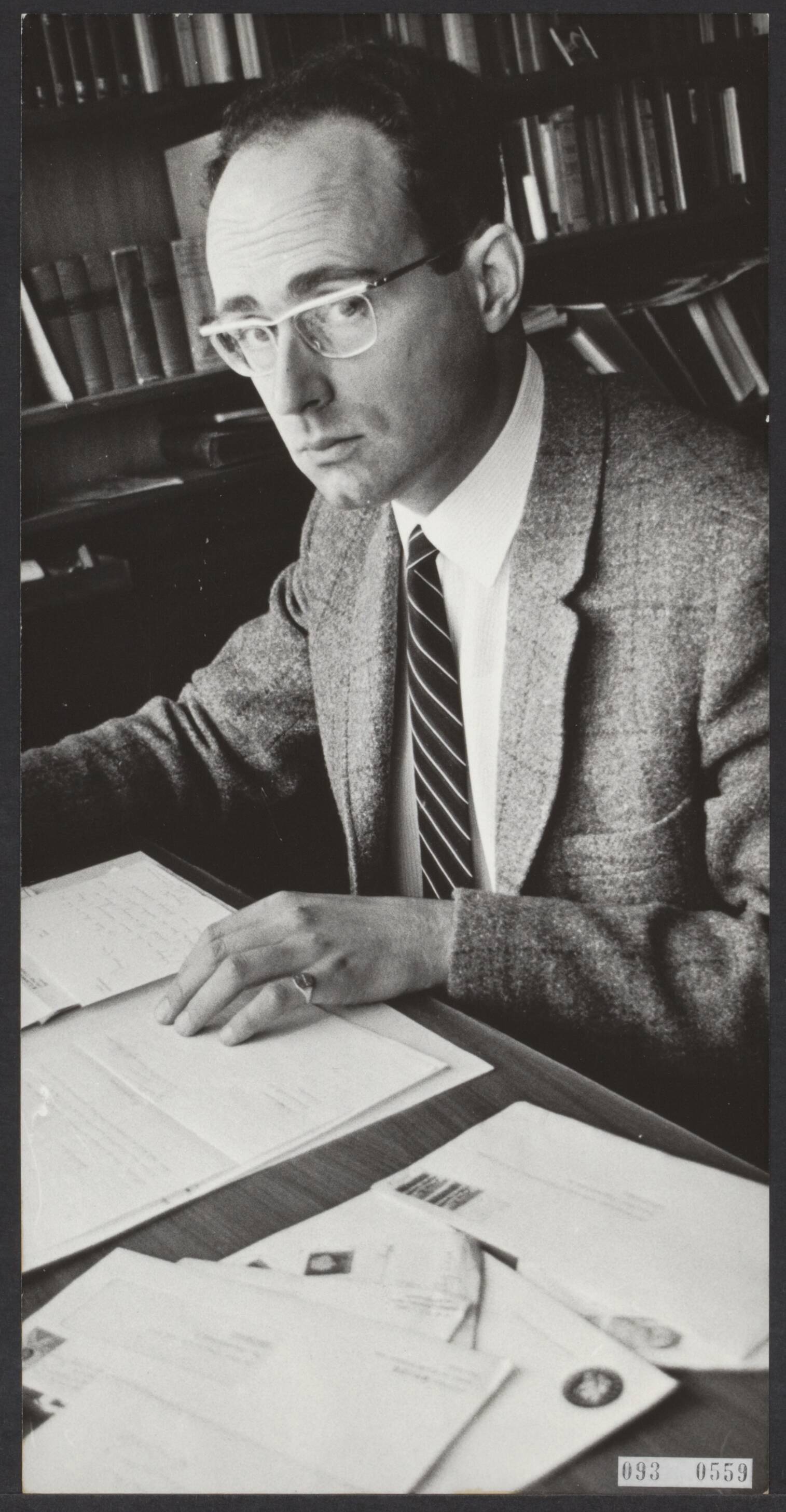Fotocollectie Elsevier Binnenland — Mr. K. van Eerd, een der adressanten (leraar klassieke talen) te Oegstgeest, die mede samensteller van de brief aan het KVP-bestuur was. Vele brieven met sympathiebetuigingen ontvangt de hij uit alle delen van ons land — Foto: Nijs, Jac. de / Anefo. Licentie: Set B: Rechtenvrij / Publiek Domein. Bron: Nationaal Archief. http://hdl.handle.net/10648/ae28900e-d0b4-102d-bcf8-003048976d84