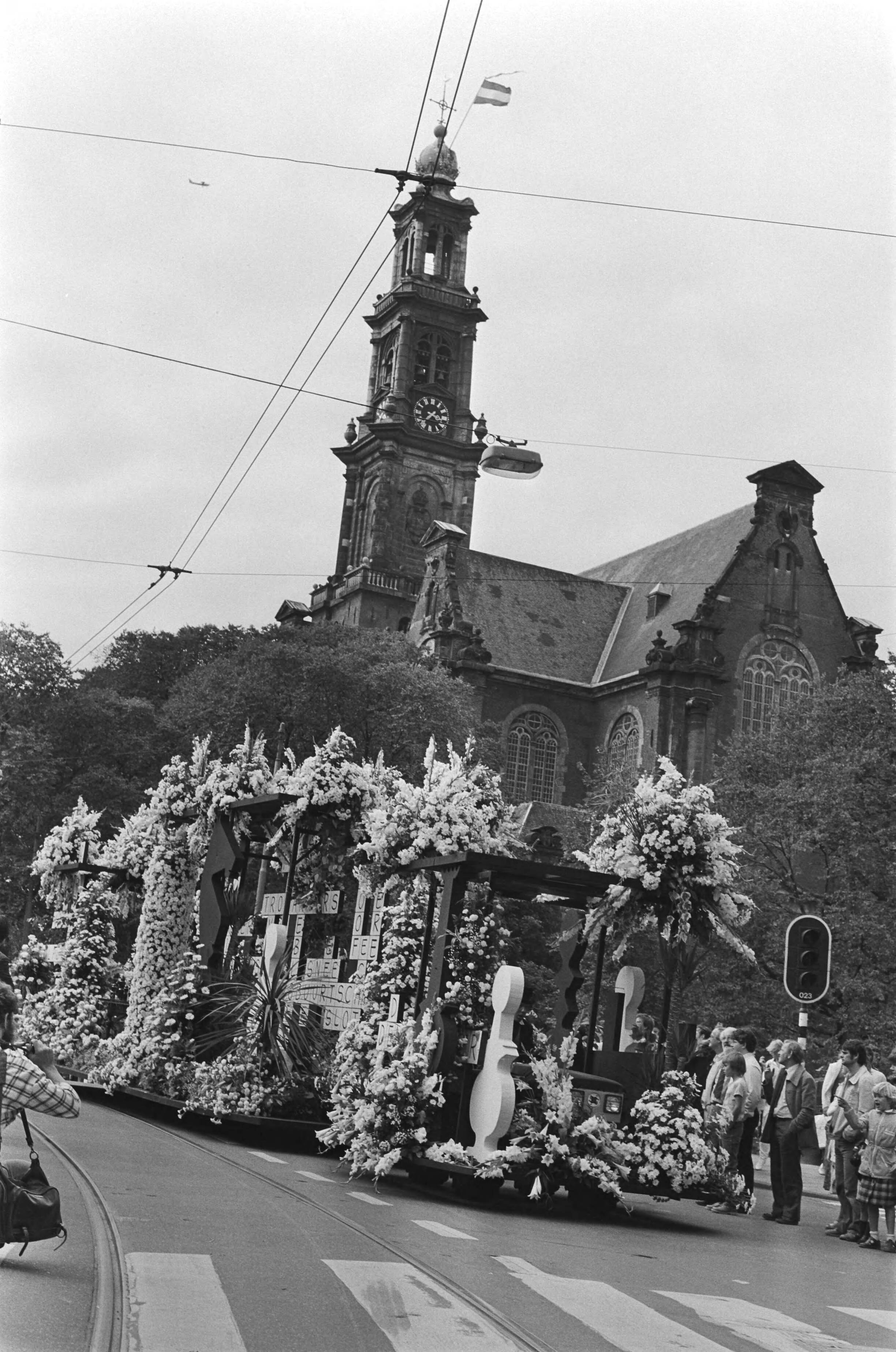 Fotocollectie Anefo — Aalsmeerse bloemencorso onder motto De bezige mens door Amsterdam, praalwagens voor Westertoren — Foto: Bogaerts, Rob / Anefo. Licentie: Set B: Rechtenvrij / Publiek Domein. Bron: Nationaal Archief. http://hdl.handle.net/10648/ace71616-d0b4-102d-bcf8-003048976d84