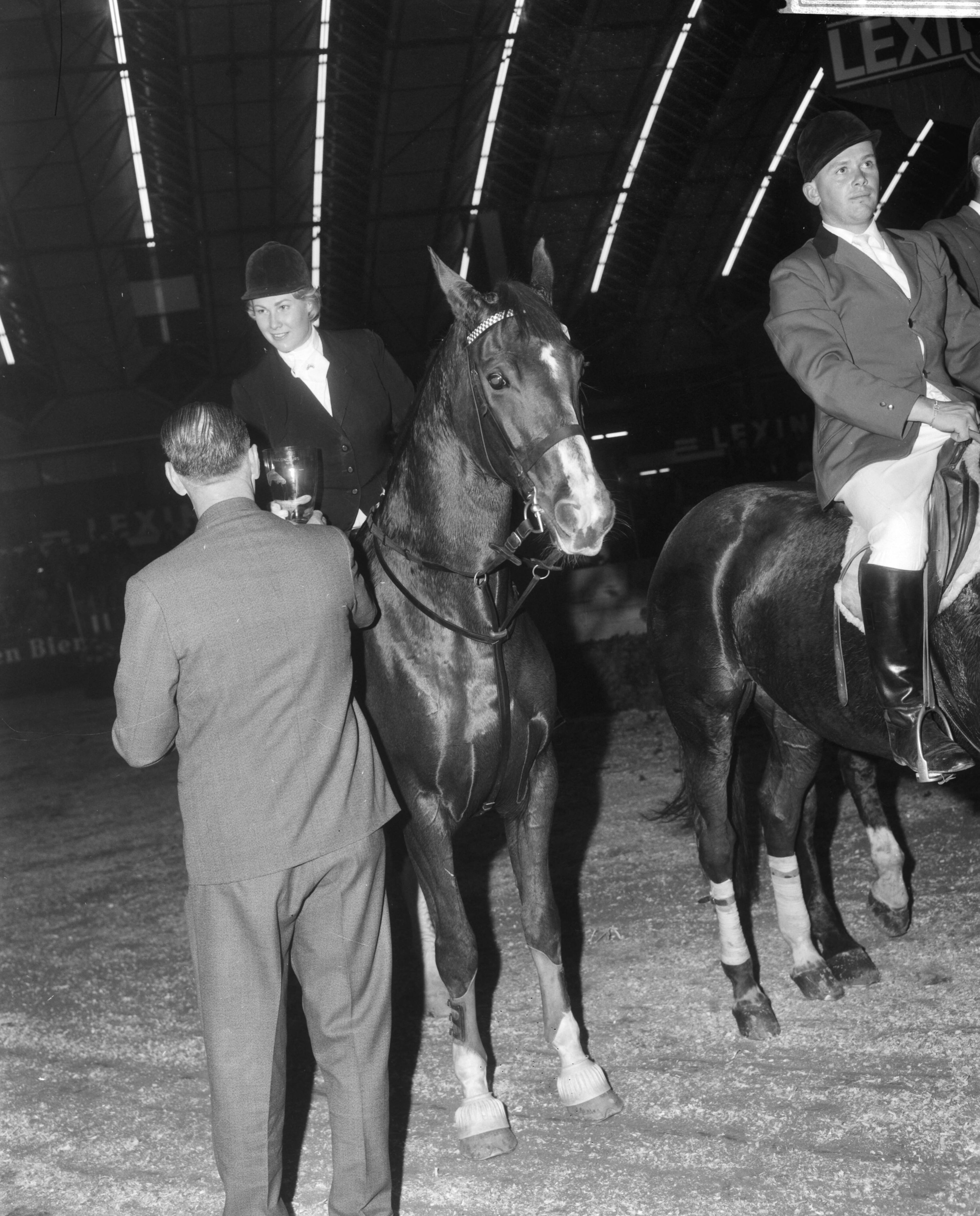 Jumping Amsterdam 1965 in de RAI te Amsterdam — Mevrouw Korteweg-Koster terwijl zij een bokaal in ontvangst neemt — Foto: Bilsen, Joop van / Anefo. Licentie: Set B: Rechtenvrij / Publiek Domein. Bron: Nationaal Archief. http://hdl.handle.net/10648/aac89800-d0b4-102d-bcf8-003048976d84