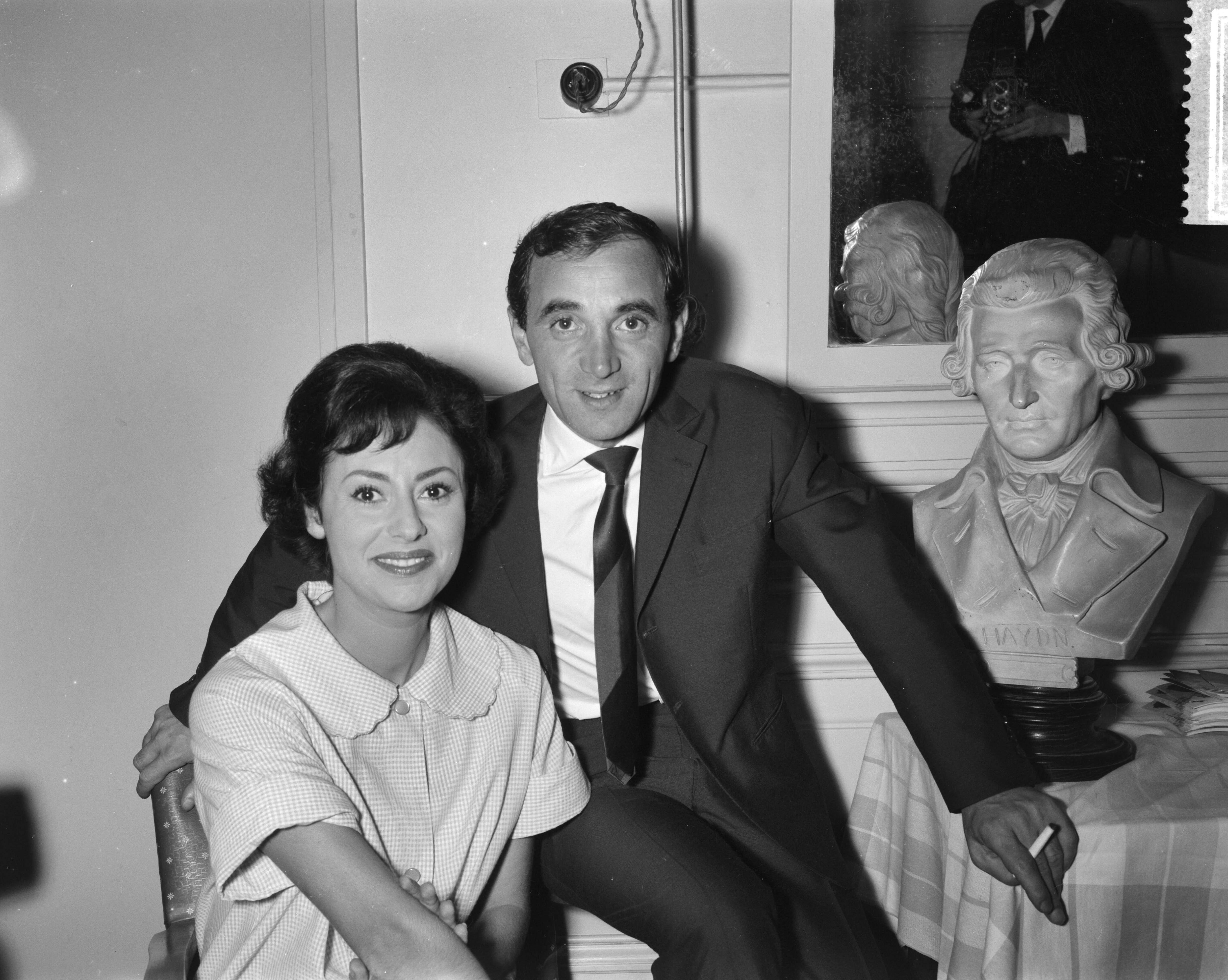 Grand Gala Du Disque in het Kurhaus te Scheveningen — Grand Gala Du Disque in Kurhaus. Charles Aznavour en Caterina Valente — Foto: Bilsen, Joop van / Anefo. Licentie: Set B: Rechtenvrij / Publiek Domein. Bron: Nationaal Archief. http://hdl.handle.net/10648/a9e47620-d0b4-102d-bcf8-003048976d84