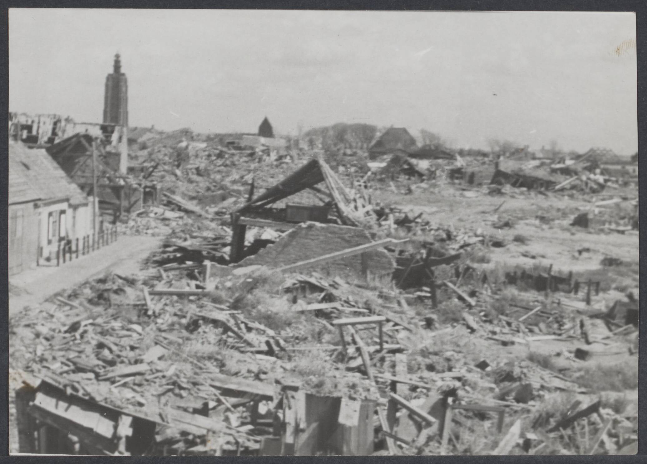 Westkapelle. Raid op de wijk van - 1944 — Serie: Westkapelle voor en na de oorlog — Foto: Dillaert / Spaarnestad. Licentie: Set B: Rechtenvrij / Publiek Domein. Bron: Nationaal Archief. http://hdl.handle.net/10648/aa666911-95b0-98ef-e8d1-3bb4b677ed8a
