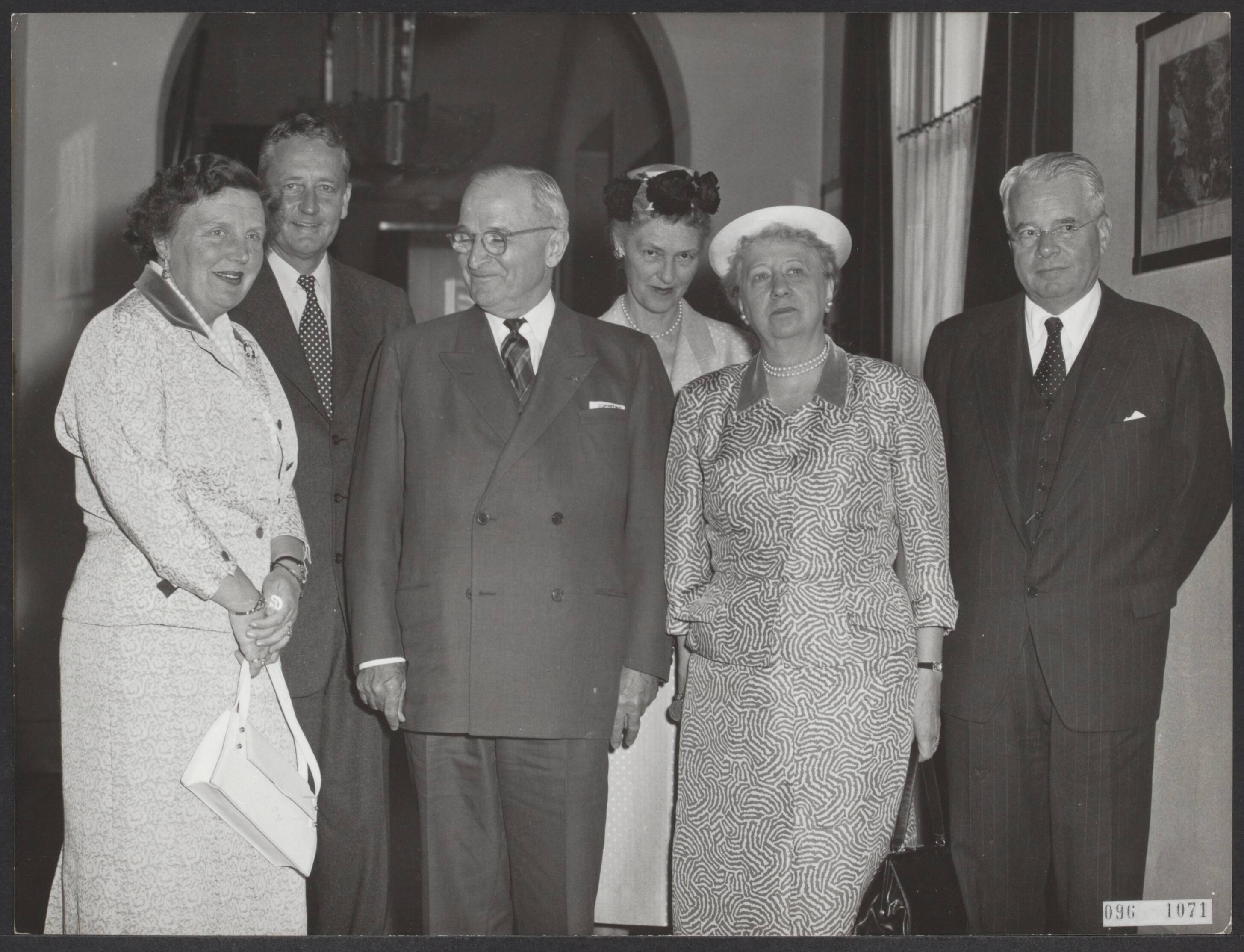 Fotocollectie Elsevier Binnenland — Oud-president Truman ontvangen door koningin Juliana op Paleis Soestdijk. Vlnr. Koningin Juliana, de heer Woodword, Harry Truman, mevr. Woodword, mevr. Truman, de Amerikaanse ambassadeur Freeman Mathews — Foto: Bilsen, Joop van / Anefo. Licentie: Set B: Rechtenvrij / Publiek Domein. Bron: Nationaal Archief. http://hdl.handle.net/10648/ae2ddaaa-d0b4-102d-bcf8-003048976d84