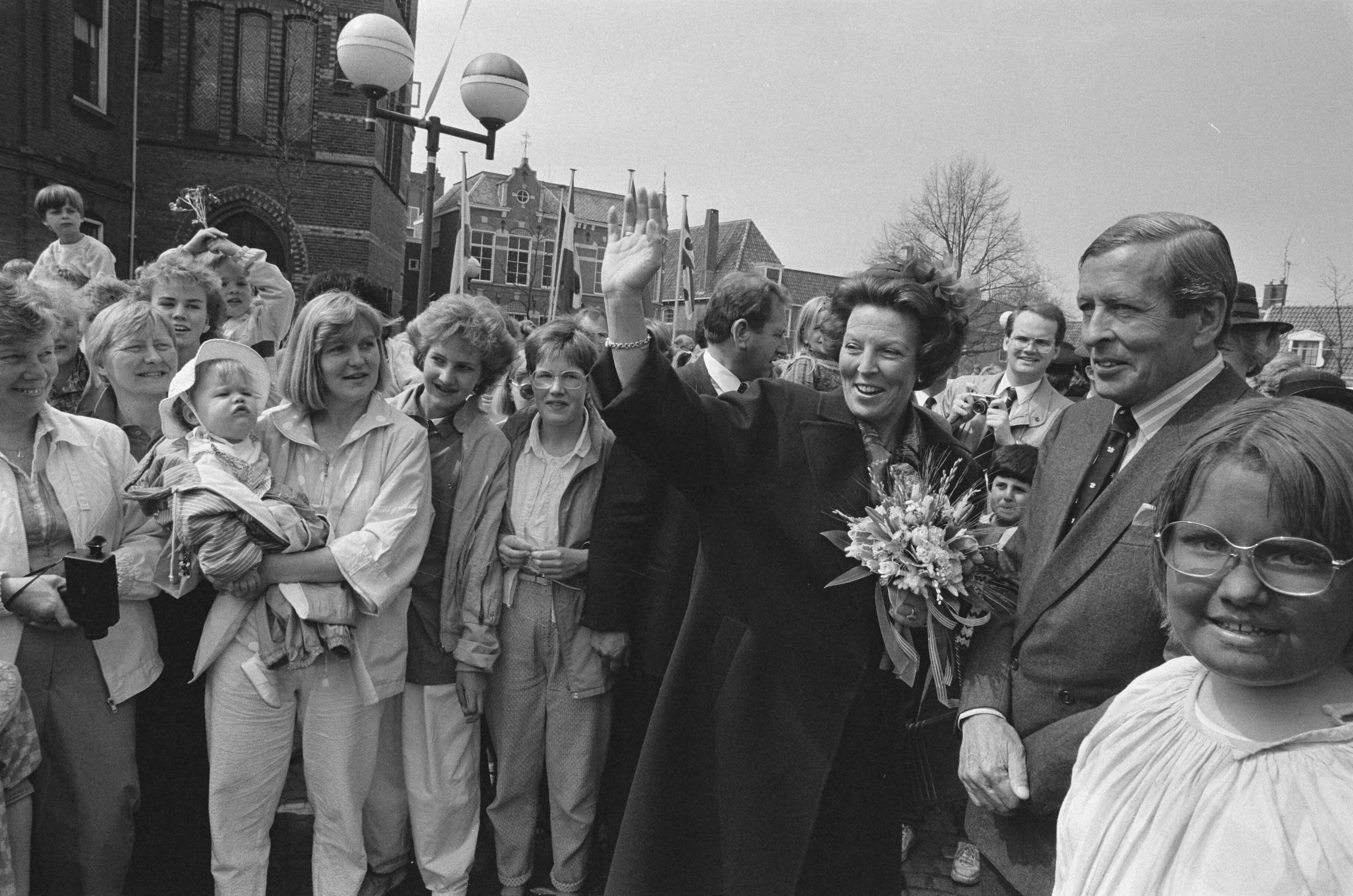 Fotocollectie Anefo — Koningin Beatrix en Prins Claus op Nationale bevrijdingsmanifestatie in Leeuwarden — Foto: Bogaerts, Rob / Anefo. Licentie: Set B: Rechtenvrij / Publiek Domein. Bron: Nationaal Archief. http://hdl.handle.net/10648/ad52f1ec-d0b4-102d-bcf8-003048976d84
