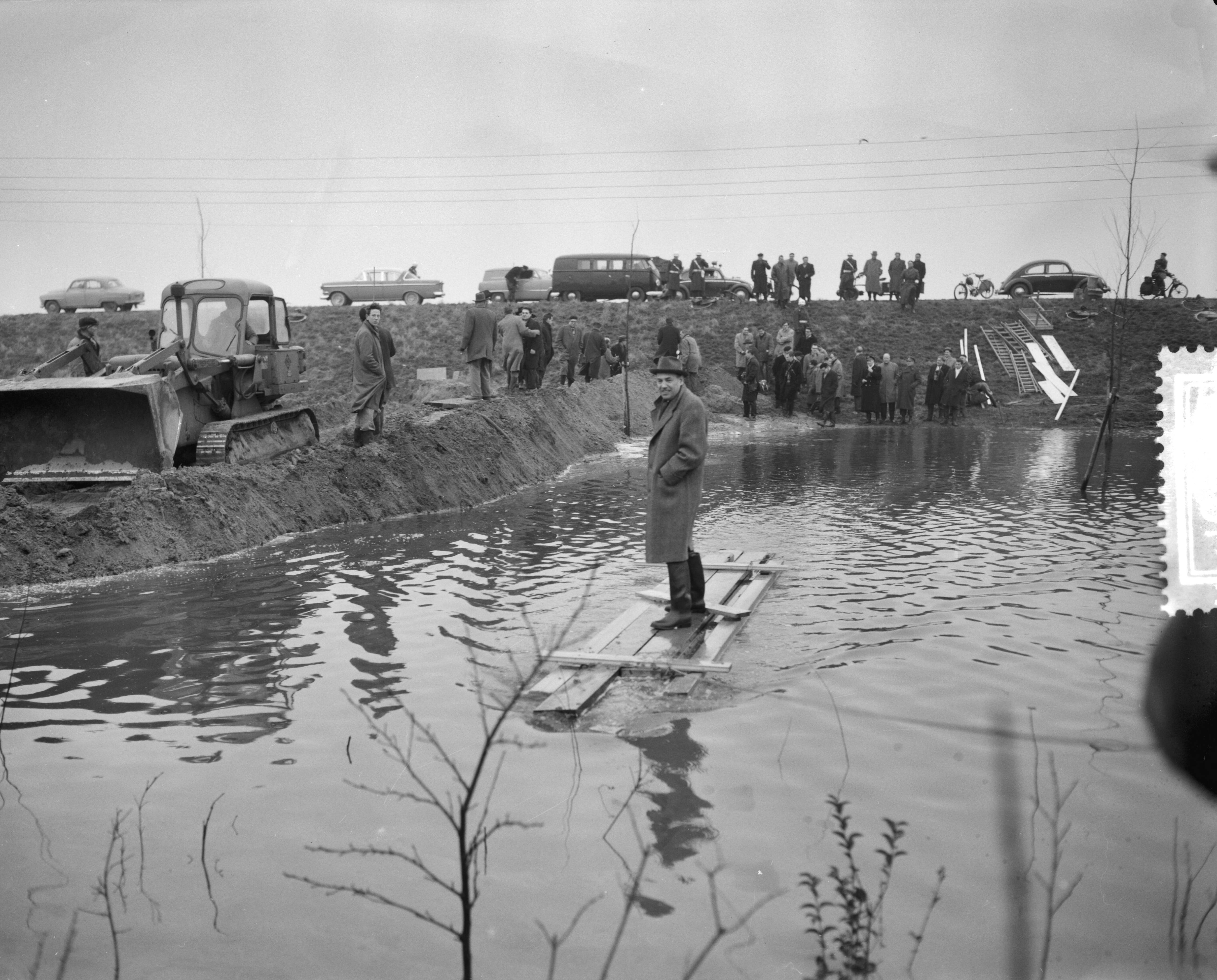 Ramp Tuindorp Oostzaan — Persrondgang door rampgebied Oostzaan — Foto: Bilsen, Joop van / Anefo. Licentie: Set B: Rechtenvrij / Publiek Domein. Bron: Nationaal Archief. http://hdl.handle.net/10648/a9a64620-d0b4-102d-bcf8-003048976d84