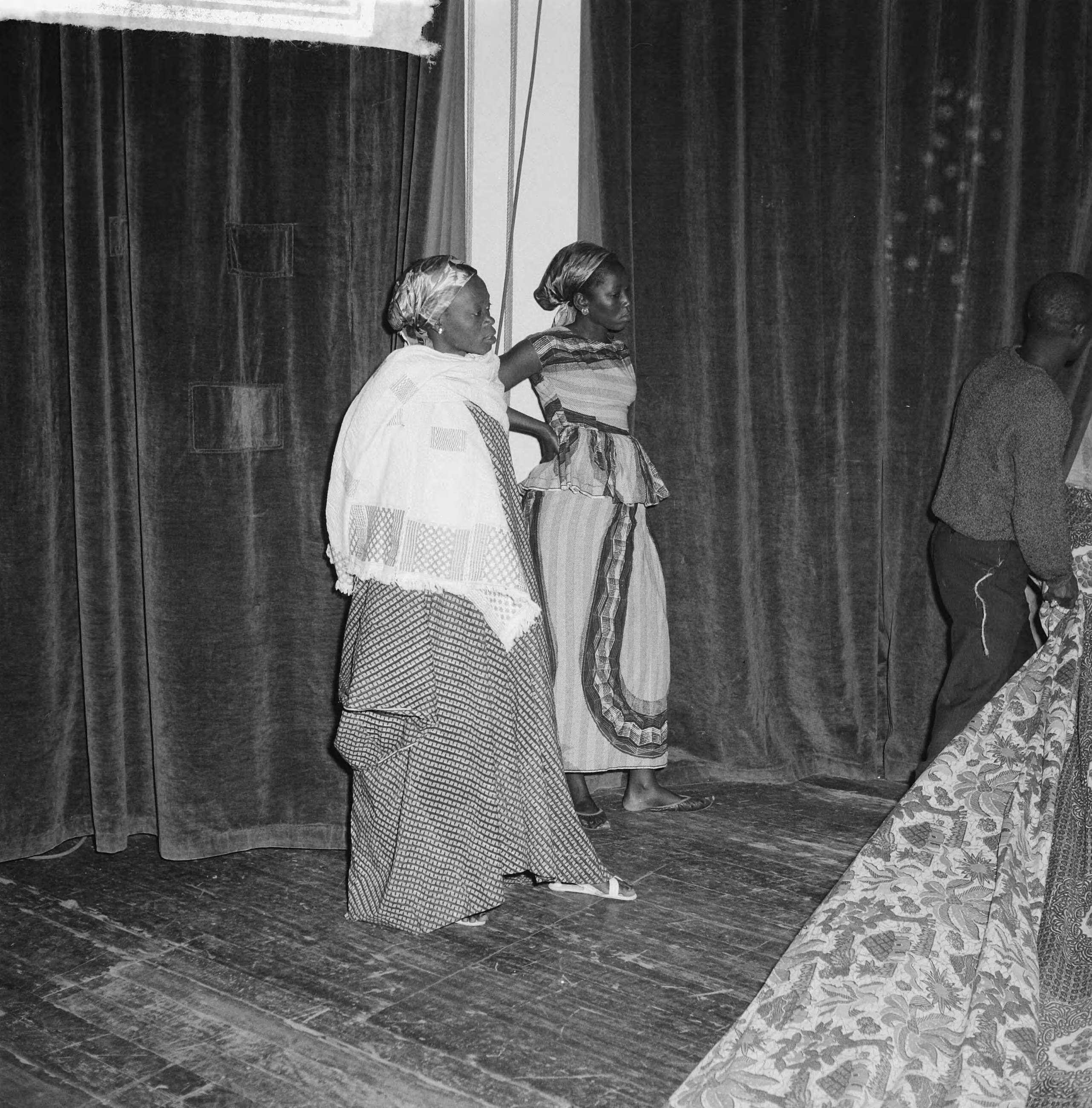 Fotocollectie Anefo — African Dance Company of Senegal . Optreden in Kurzaal — Foto: Lindeboom, Henk / Anefo. Licentie: Set B: Rechtenvrij / Publiek Domein. Bron: Nationaal Archief. http://hdl.handle.net/10648/a9dd085e-d0b4-102d-bcf8-003048976d84