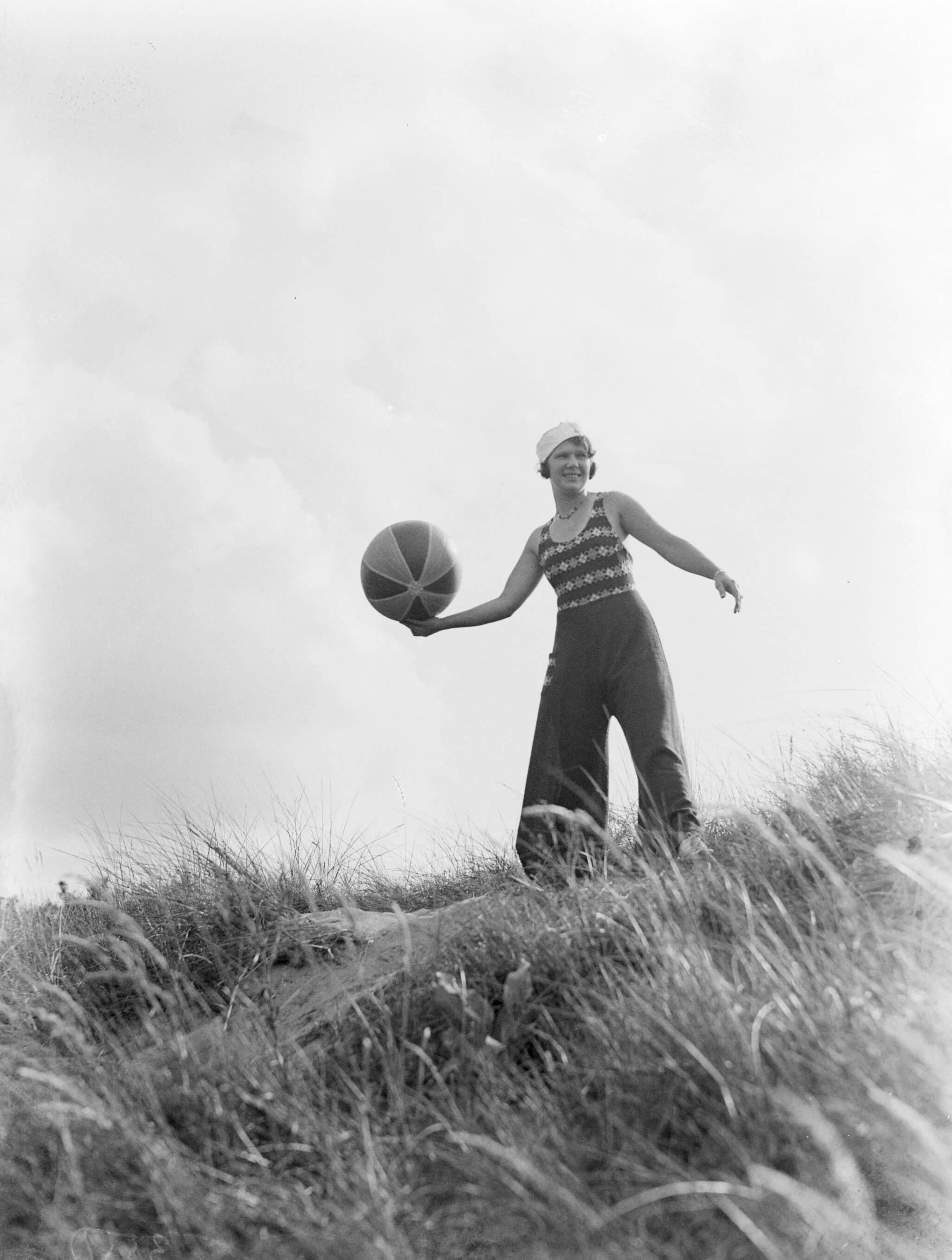 Scheveningen. — Vrouw op het duin in Scheveningen — Foto: Poll, Willem van de. Licentie: Set B: Rechtenvrij / Publiek Domein. Bron: Nationaal Archief. http://hdl.handle.net/10648/ae9a8e98-d0b4-102d-bcf8-003048976d84
