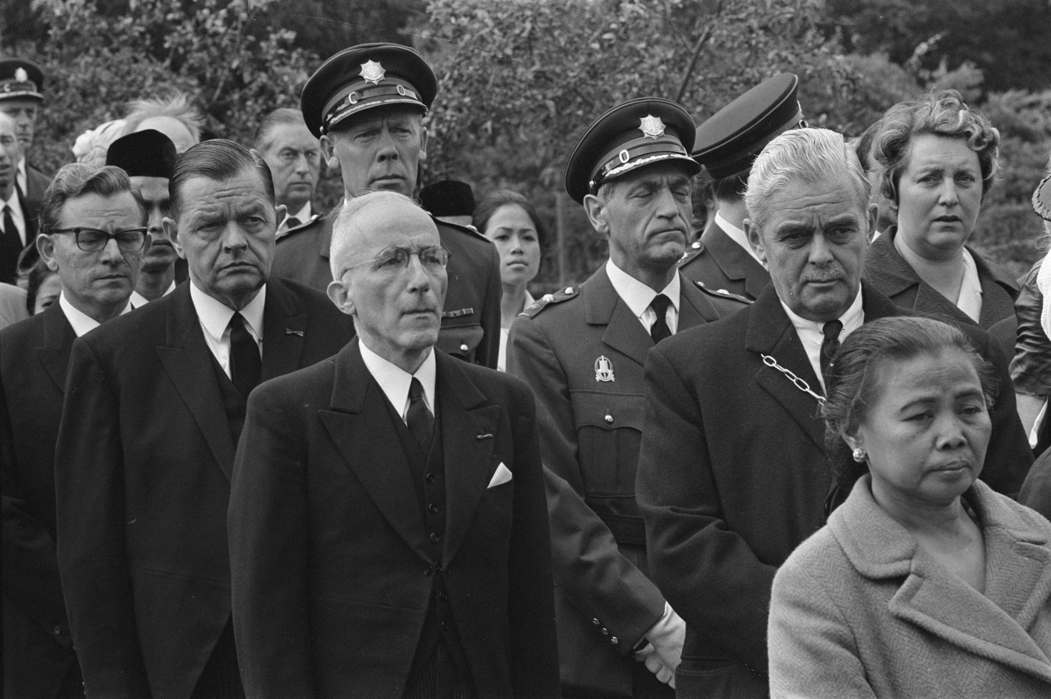 Fotocollectie Anefo — Hoofdagent J. Moolenaar , gedood bij gewapende overval door Zuid-Molukkers op woning Indonesische ambasadeur is met korpseer begraven, Wassenaar — Foto: Evers, Joost / Anefo. Licentie: Set B: Rechtenvrij / Publiek Domein. Bron: Nationaal Archief. http://hdl.handle.net/10648/aba24762-d0b4-102d-bcf8-003048976d84
